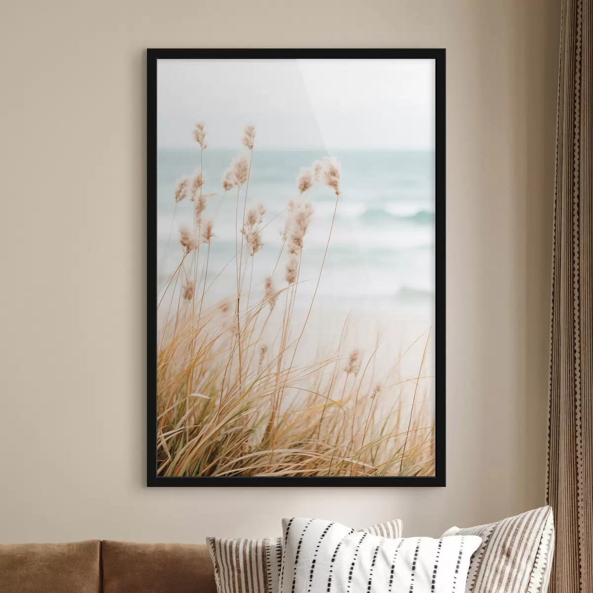 Poster Hoog gras met pluizige zaadhoofden, zandstrand en oceaangolven op de achtergrond, zacht en gedempt kleurenpalet f45561