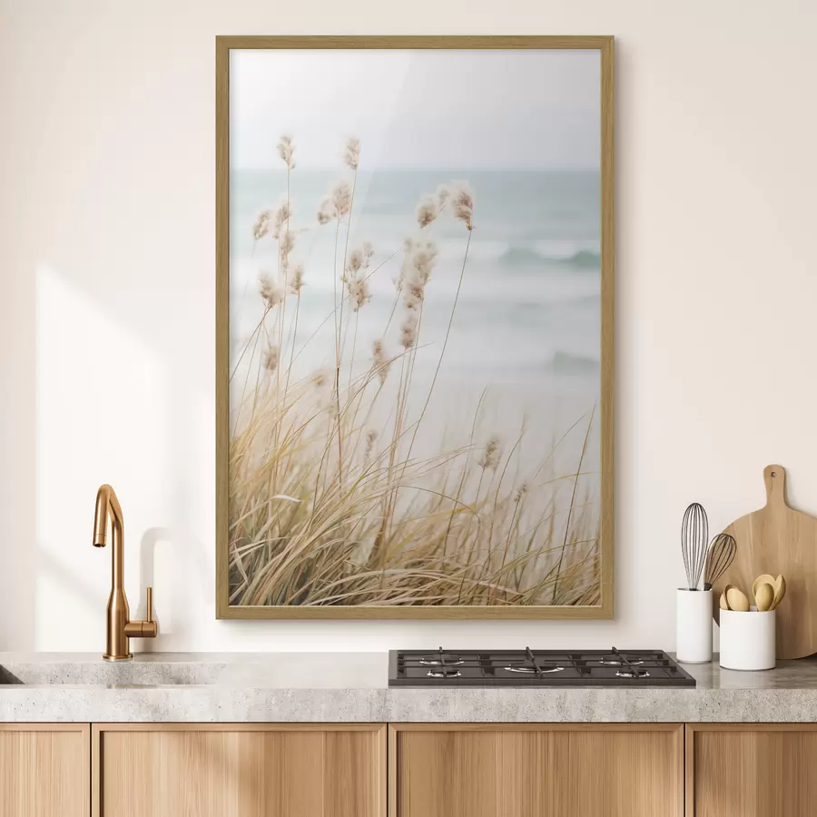 Fotobehang Hoog gras met pluizige zaadhoofden, zandstrand en oceaangolven op de achtergrond, zacht en gedempt kleurenpalet f45561