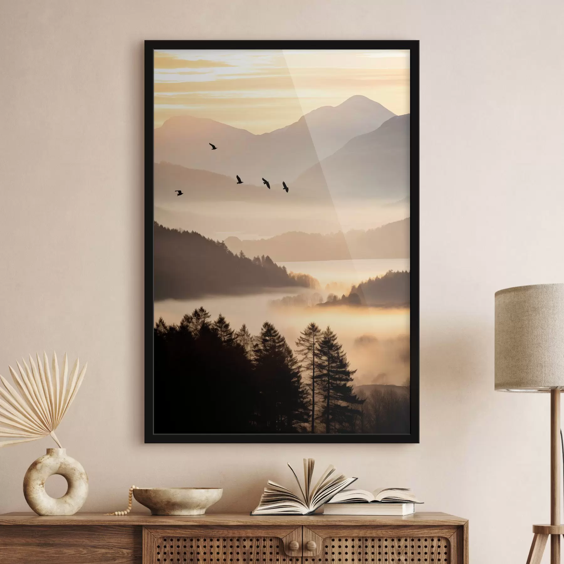 Fotobehang Een berglandschap met een bos en vogels die in de lucht vliegen, alles bedekt met een dikke laag mist tijdens zonsopgang f45564