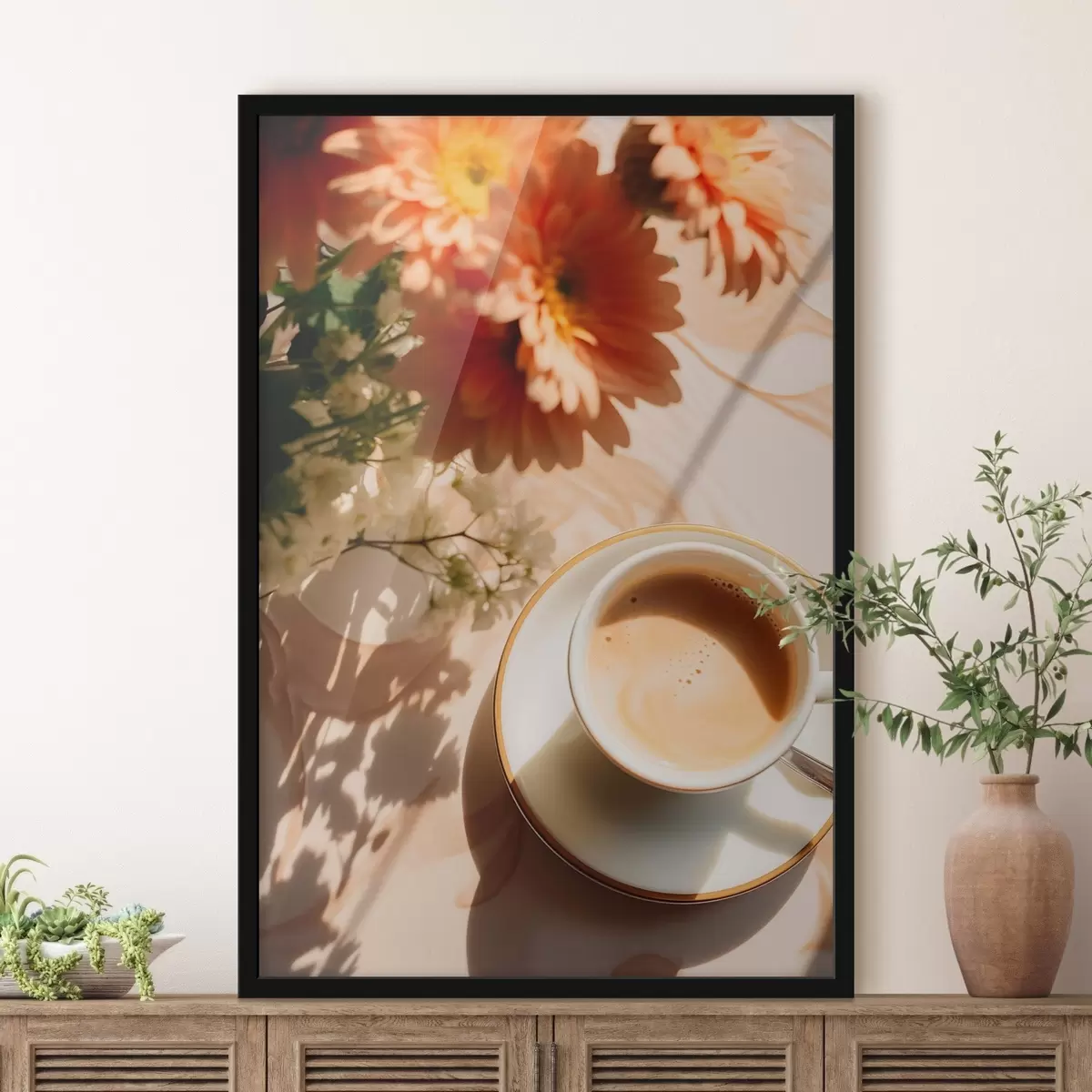 Poster Een kop koffie met schuim op een wit bord, wat bloemen op de achtergrond, met zonlicht f45570