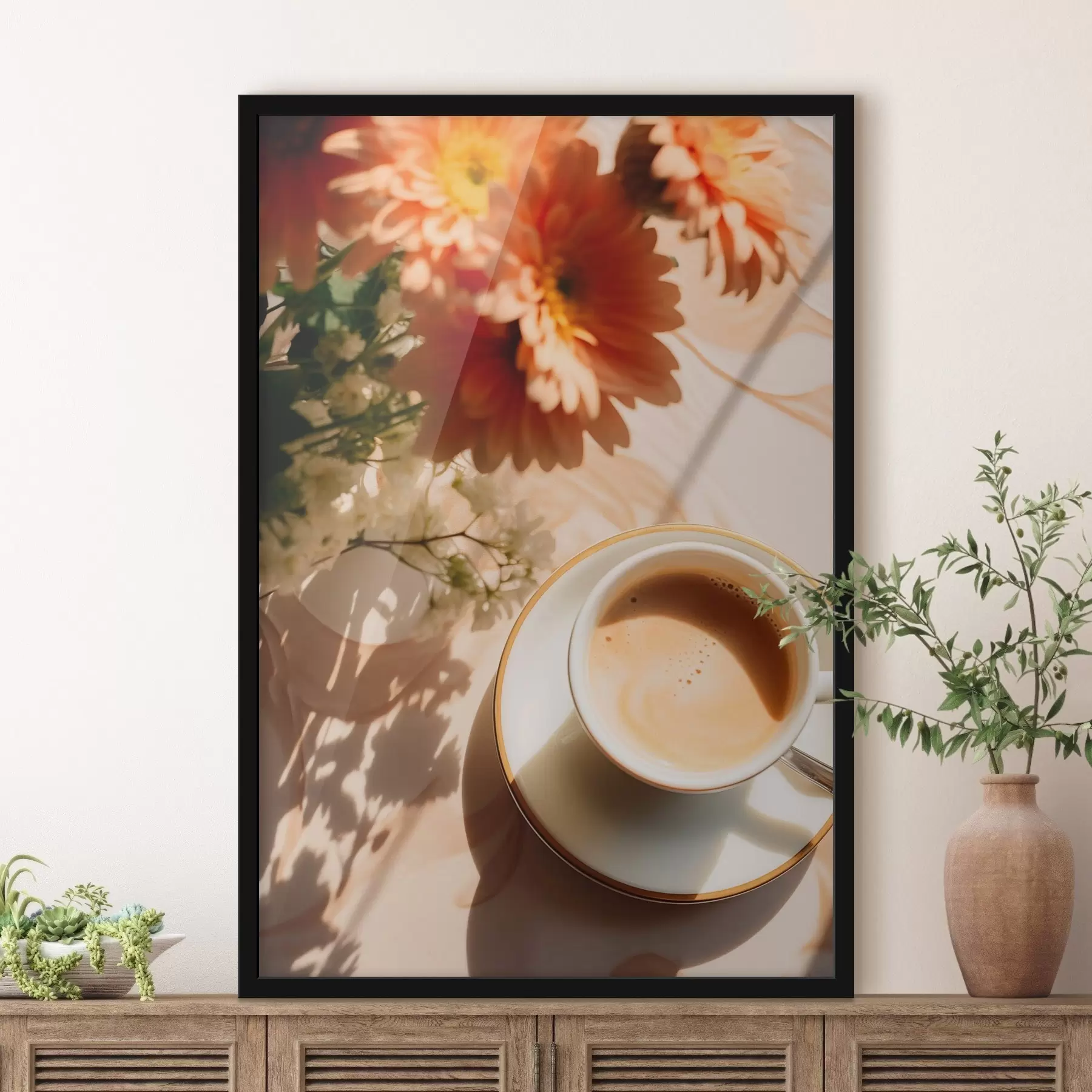 Fotobehang Een kop koffie met schuim op een wit bord, wat bloemen op de achtergrond, met zonlicht f45570