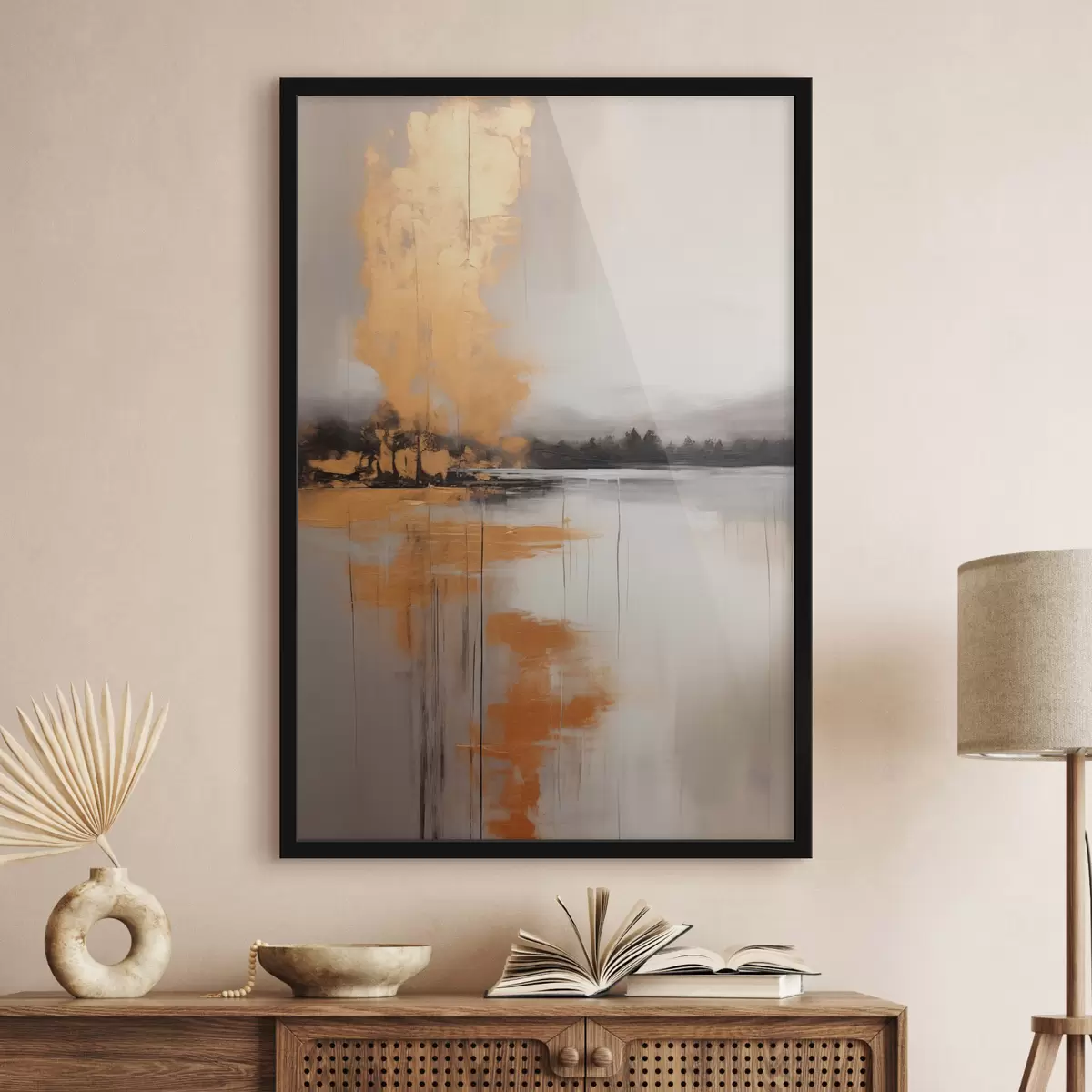 Poster Een abstract landschap met een meer, boom en gele mist, het water weerspiegelt en bewolkte lucht f45575