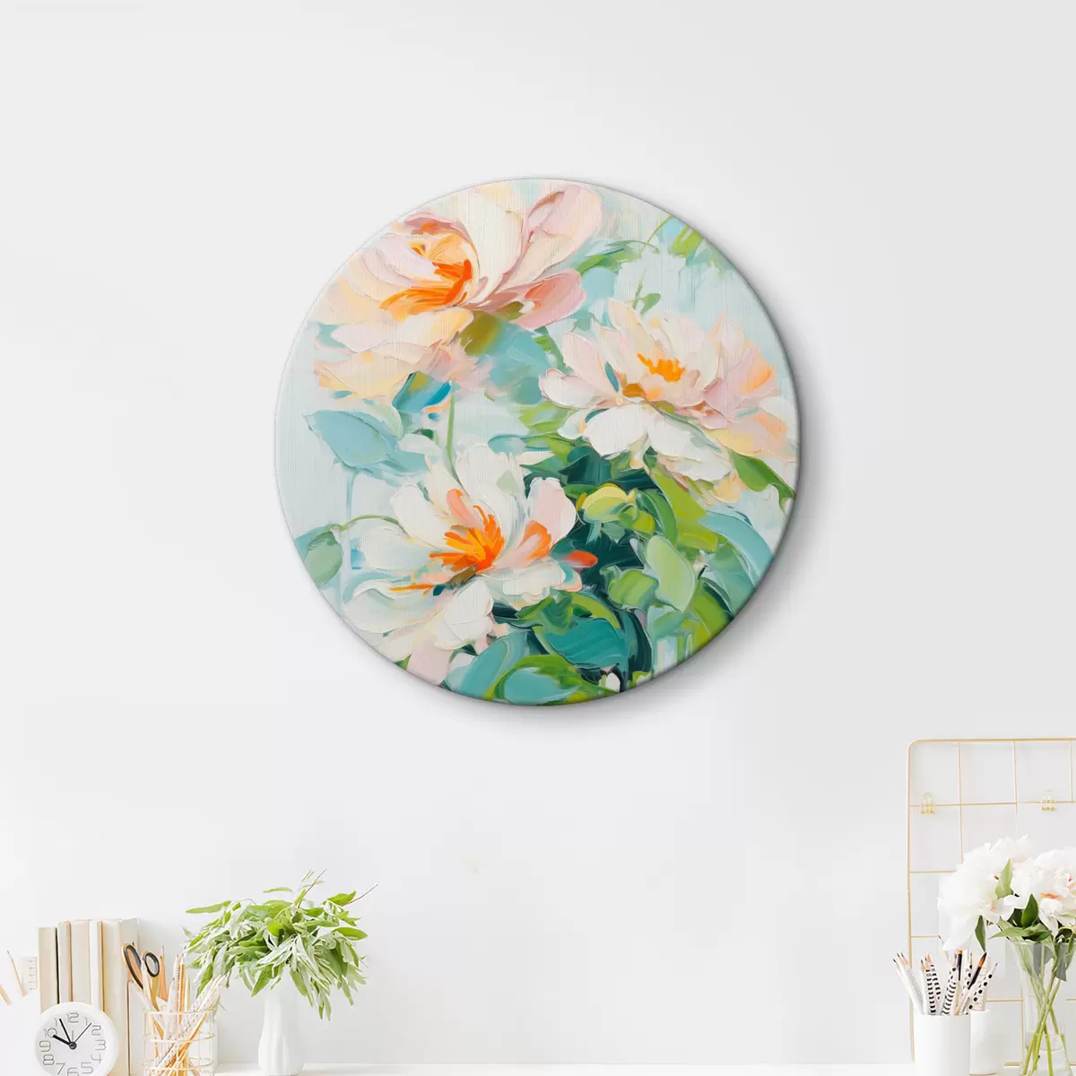 Ronde schilderijen Witte en pastel perzik bloemen, groene bladeren, zachte penseelstreken olieverf imitatie, lichtblauwe achtergrond r45550