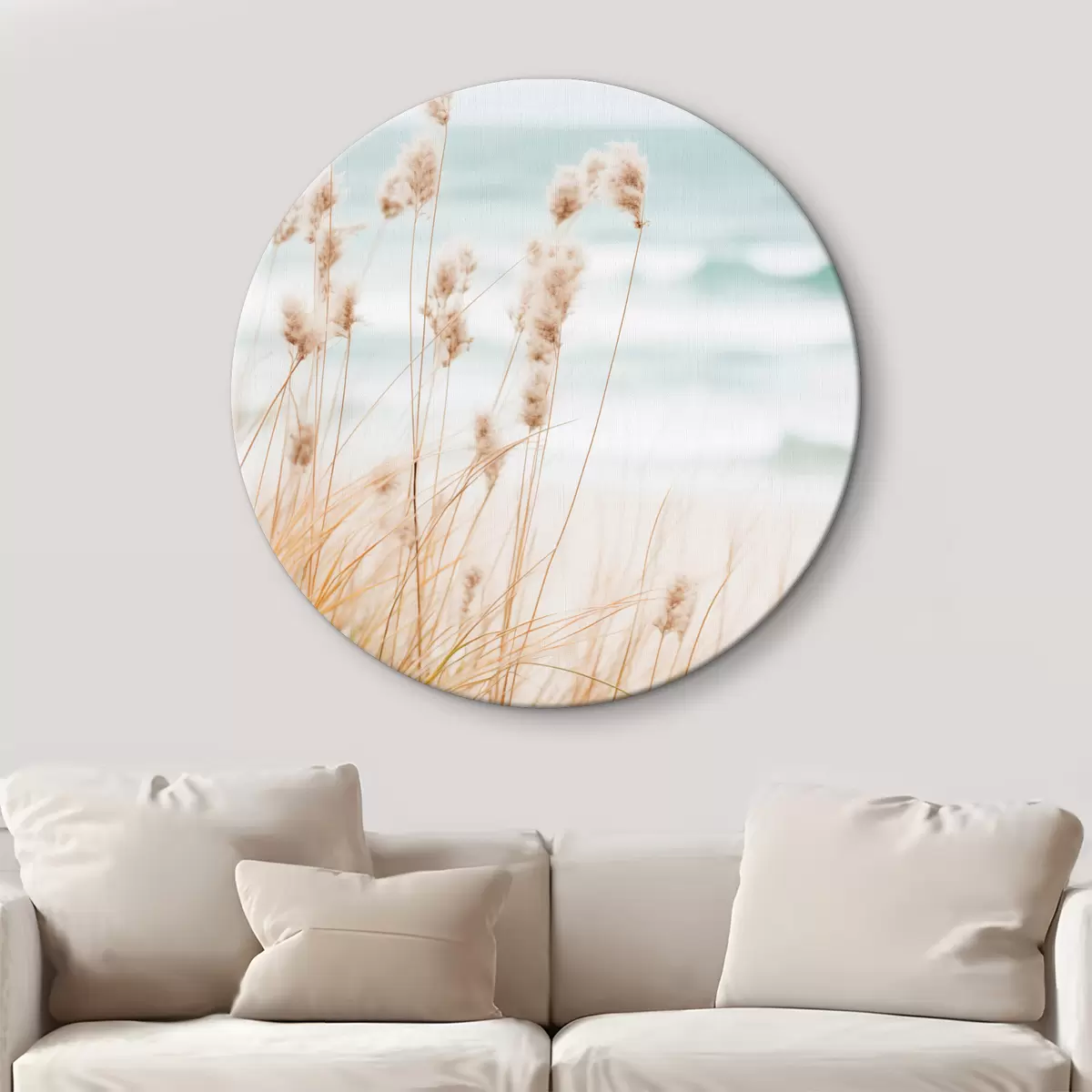 Ronde schilderijen Hoog gras met pluizige zaadhoofden, zandstrand en oceaangolven op de achtergrond, zacht en gedempt kleurenpalet r45561