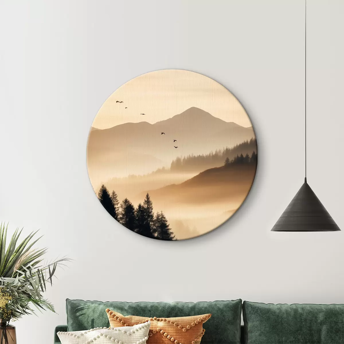 Ronde schilderijen Een berglandschap met een bos en vogels die in de lucht vliegen, alles bedekt met een dikke laag mist tijdens zonsopgang r45563