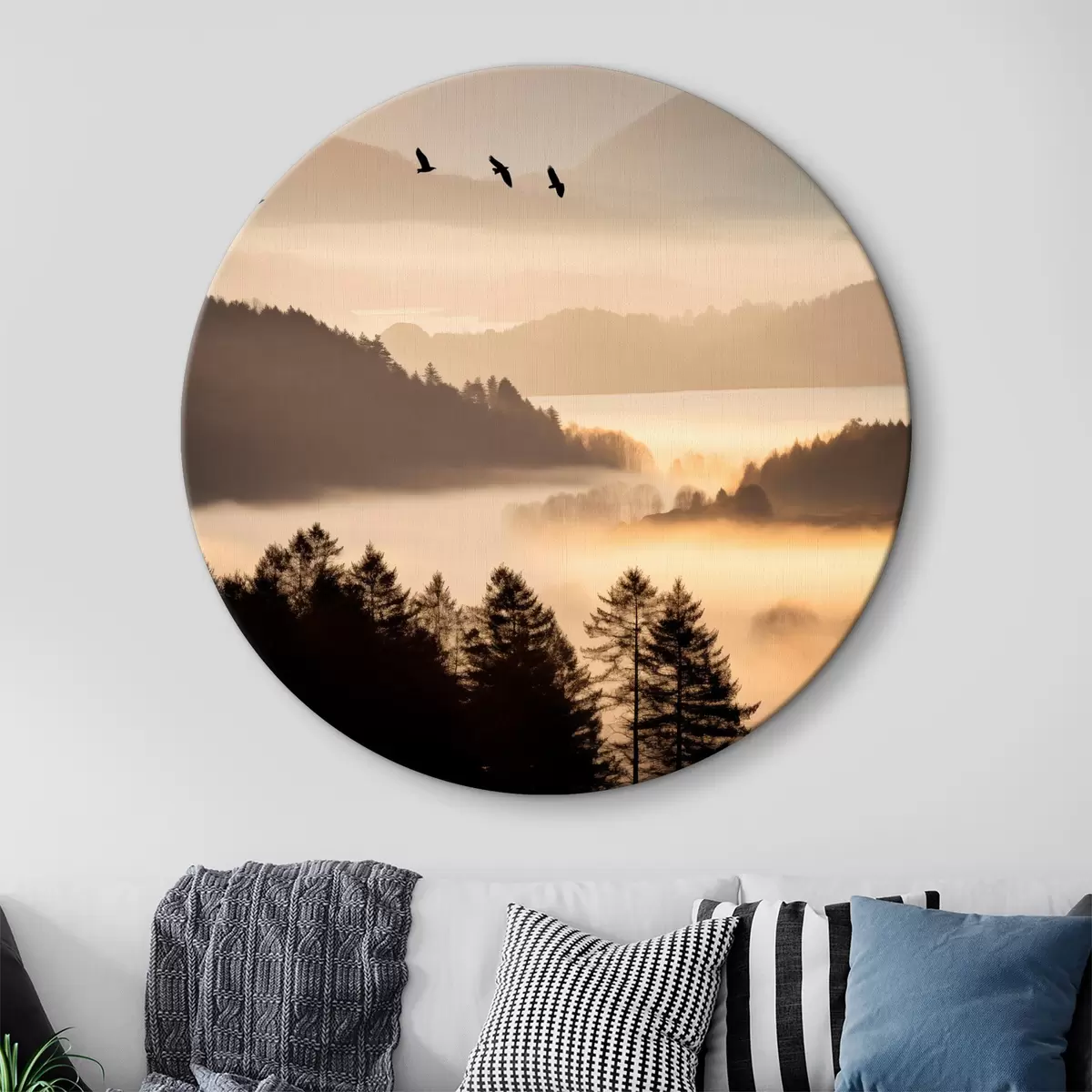 Ronde schilderijen Een berglandschap met een bos en vogels die in de lucht vliegen, alles bedekt met een dikke laag mist tijdens zonsopgang r45564