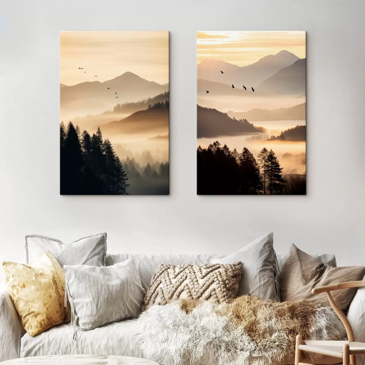  Schilderijen Een berglandschap met een bos en vogels die in de lucht vliegen, alles bedekt met een dikke laag mist tijdens zonsopgang m00651