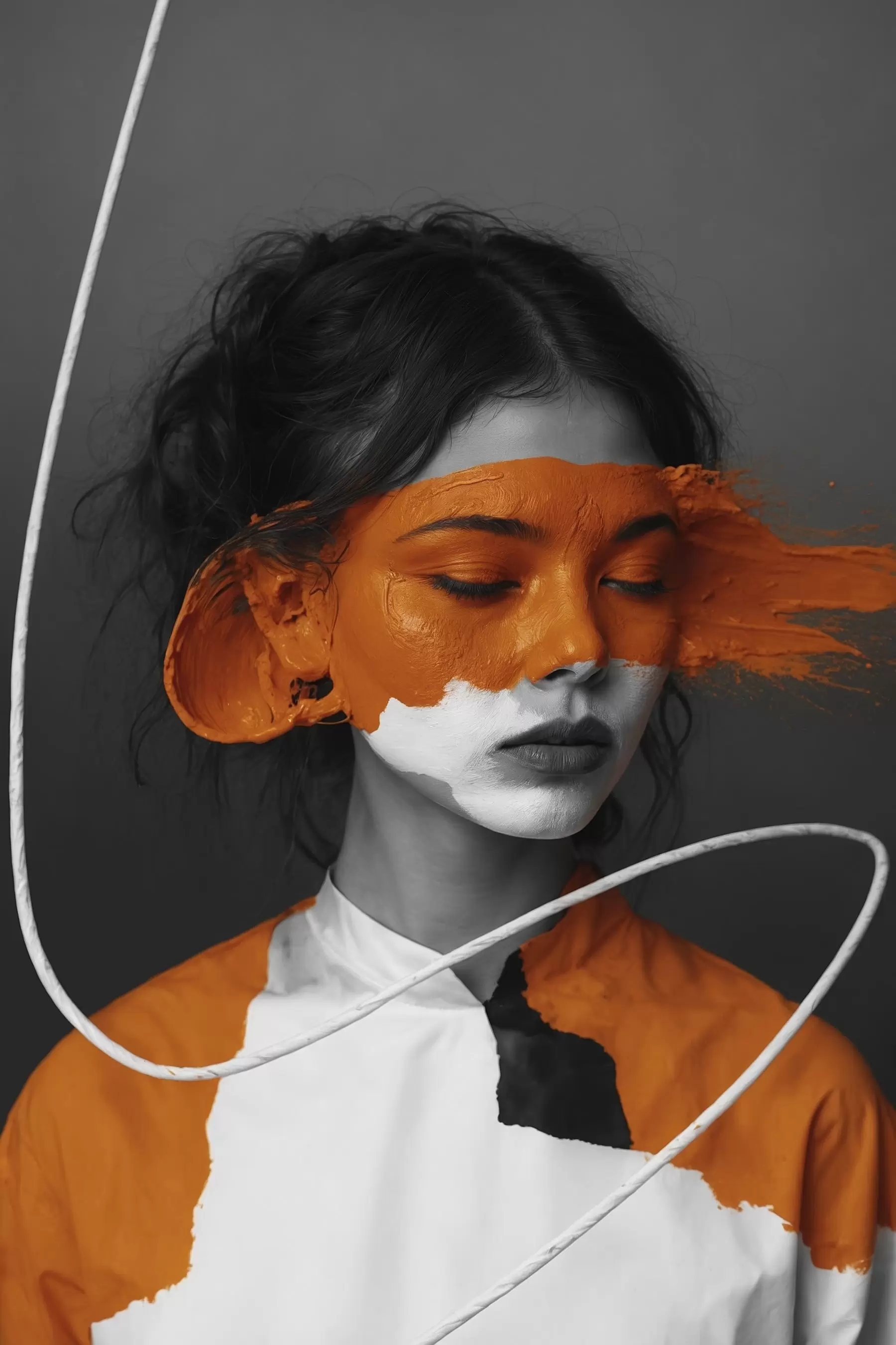 Fotobehang Portret van een meisje met een abstracte oranje afbeelding f45495