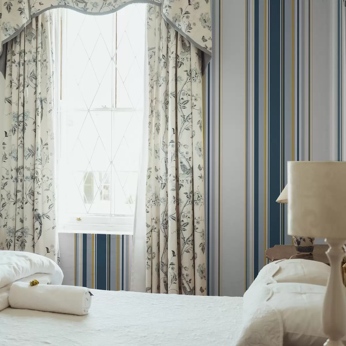 Behang Dicht patroon van blauwe en gele verticale strepen a00524