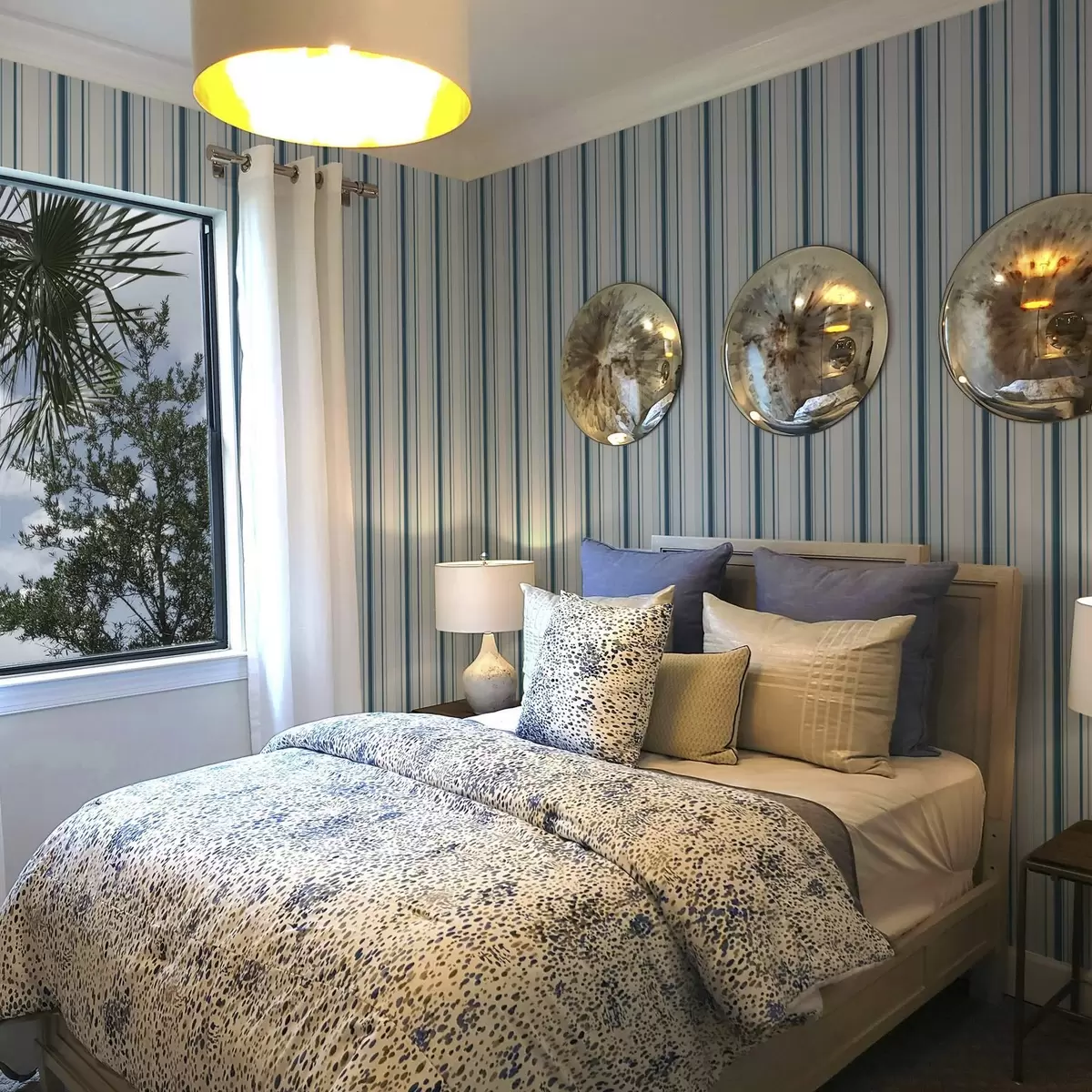 Behang Turquoise en blauwe strepen van verschillende breedte op een lichte achtergrond a00530