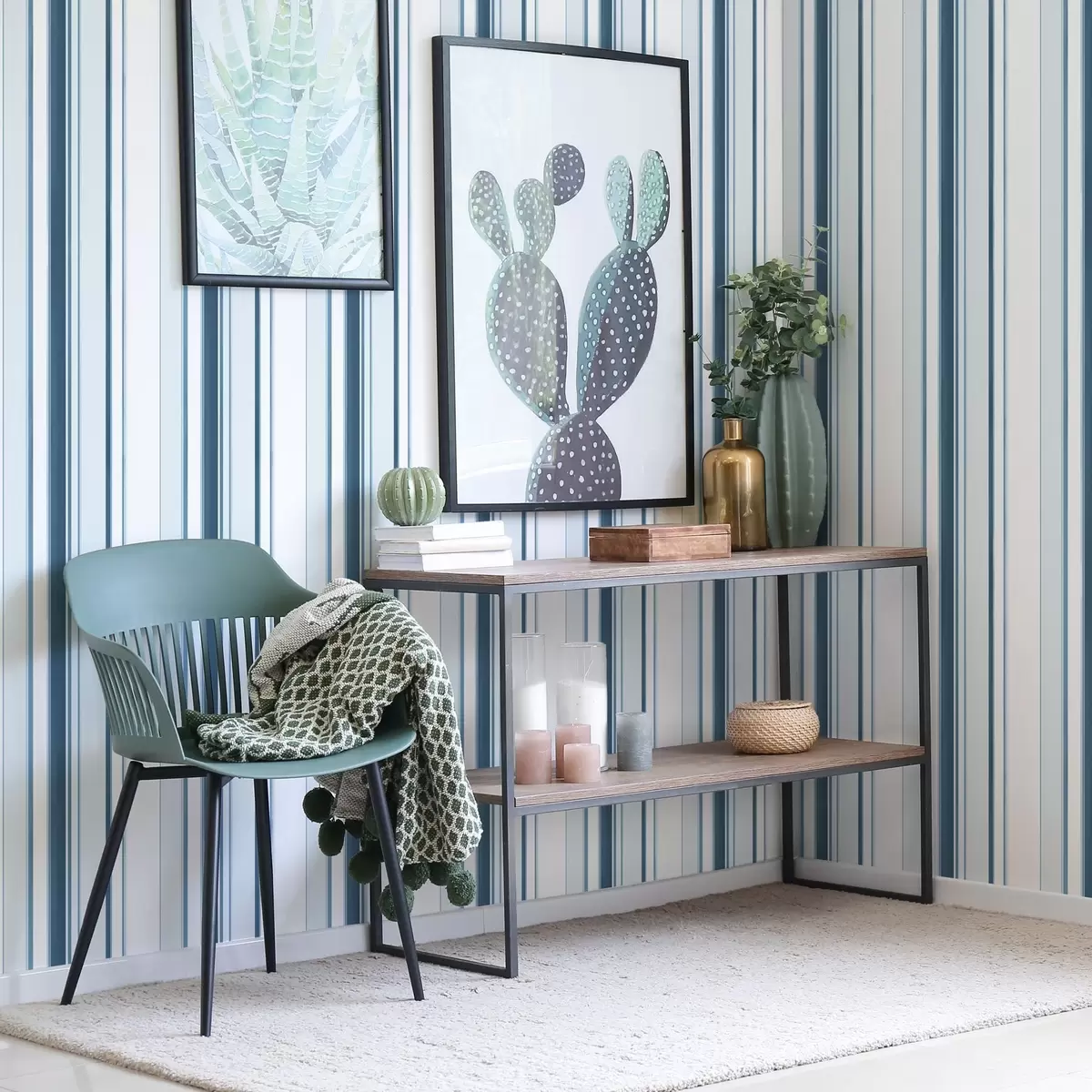 Behang Turquoise en blauwe strepen van verschillende breedte op een lichte achtergrond a00530