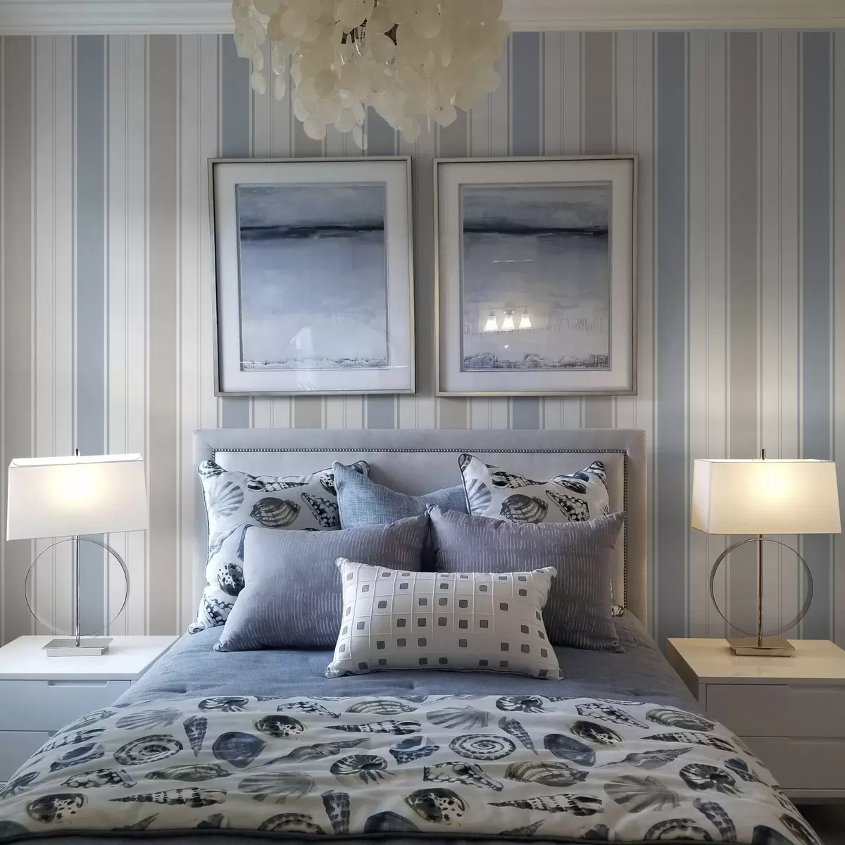 Behang Grijze en blauwe brede strepen op een witte achtergrond a00558