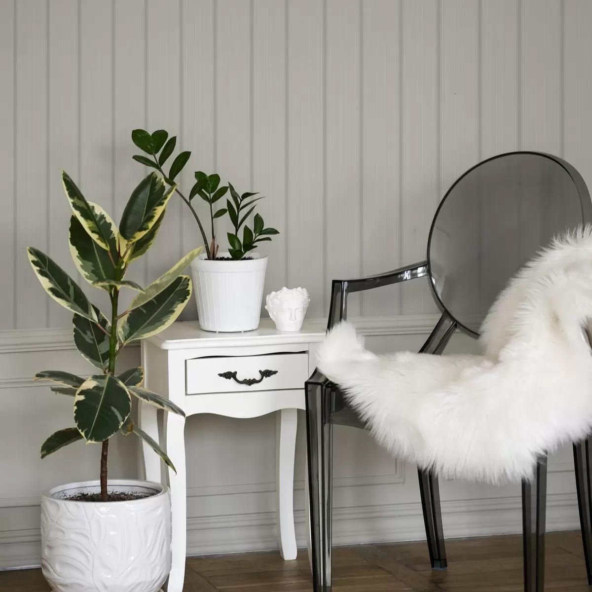 Behang Beige achtergrond met dunne en medium grijswitte strepen a00559