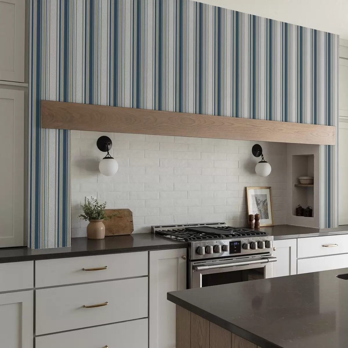 Behang Contrasterende blauwe en gele strepen op een witte achtergrond a00566