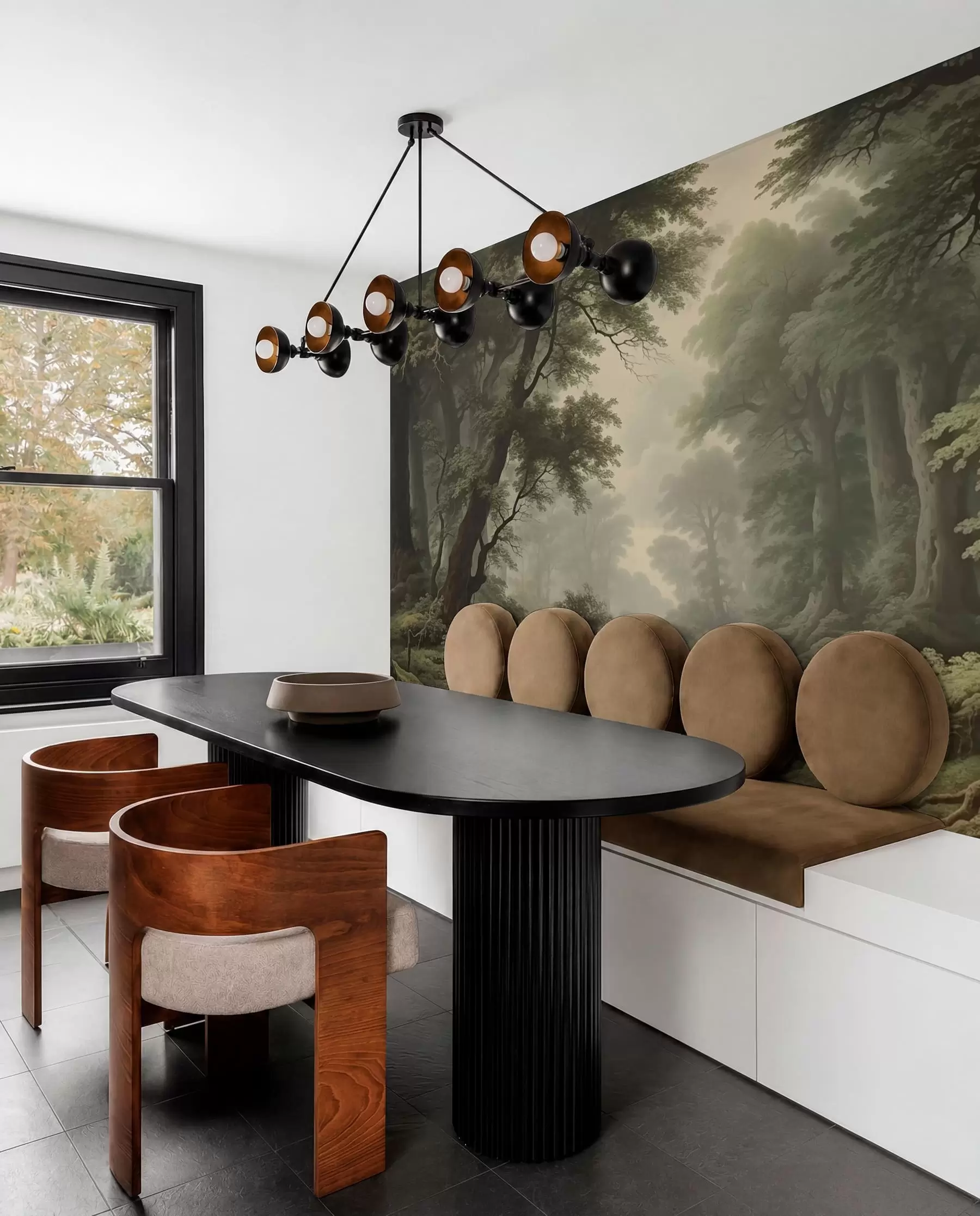 Fotobehang Mistig bos met rivier en hoge oude bomen w04555