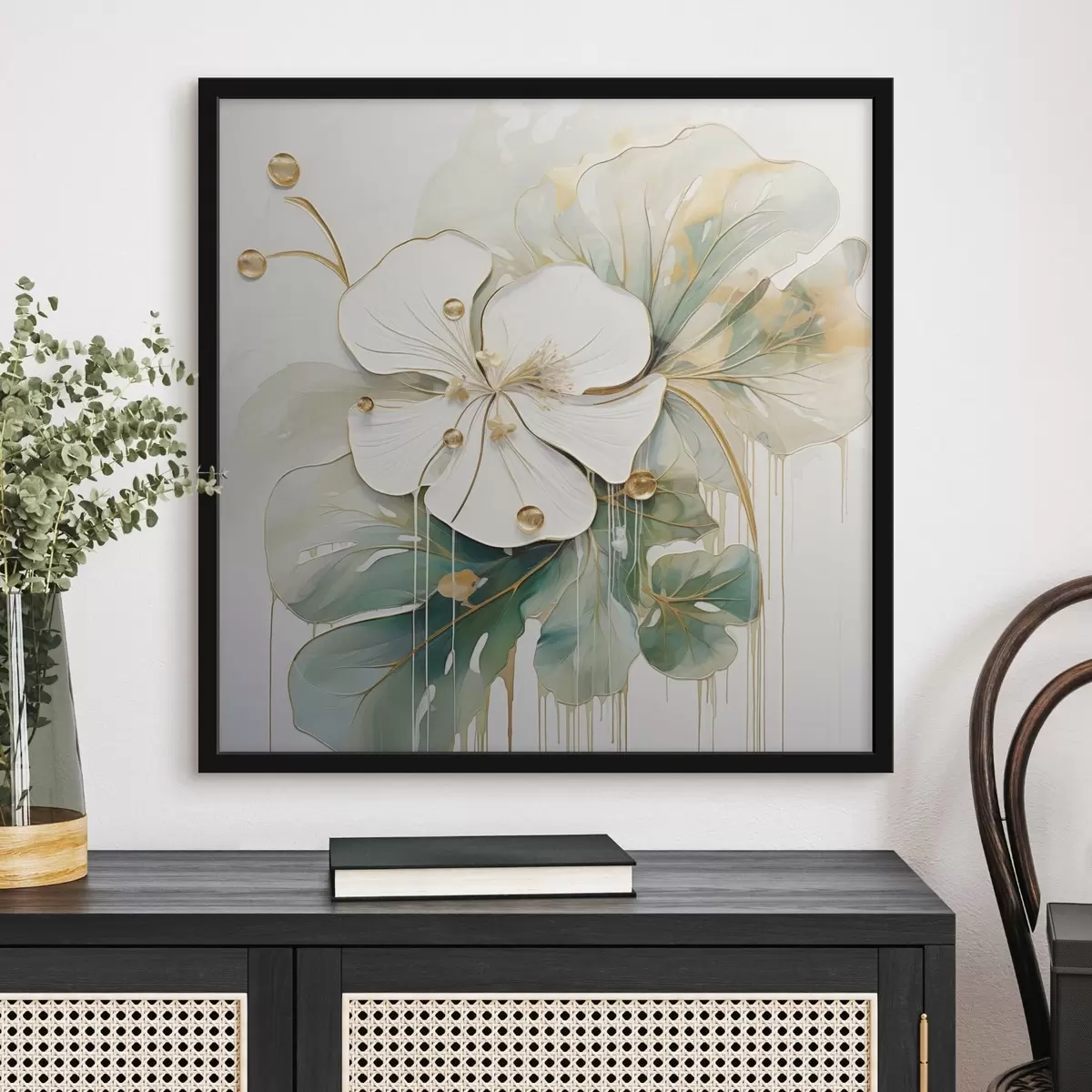 Poster Een witte bloem met geeloranje details en groene bladeren f45815