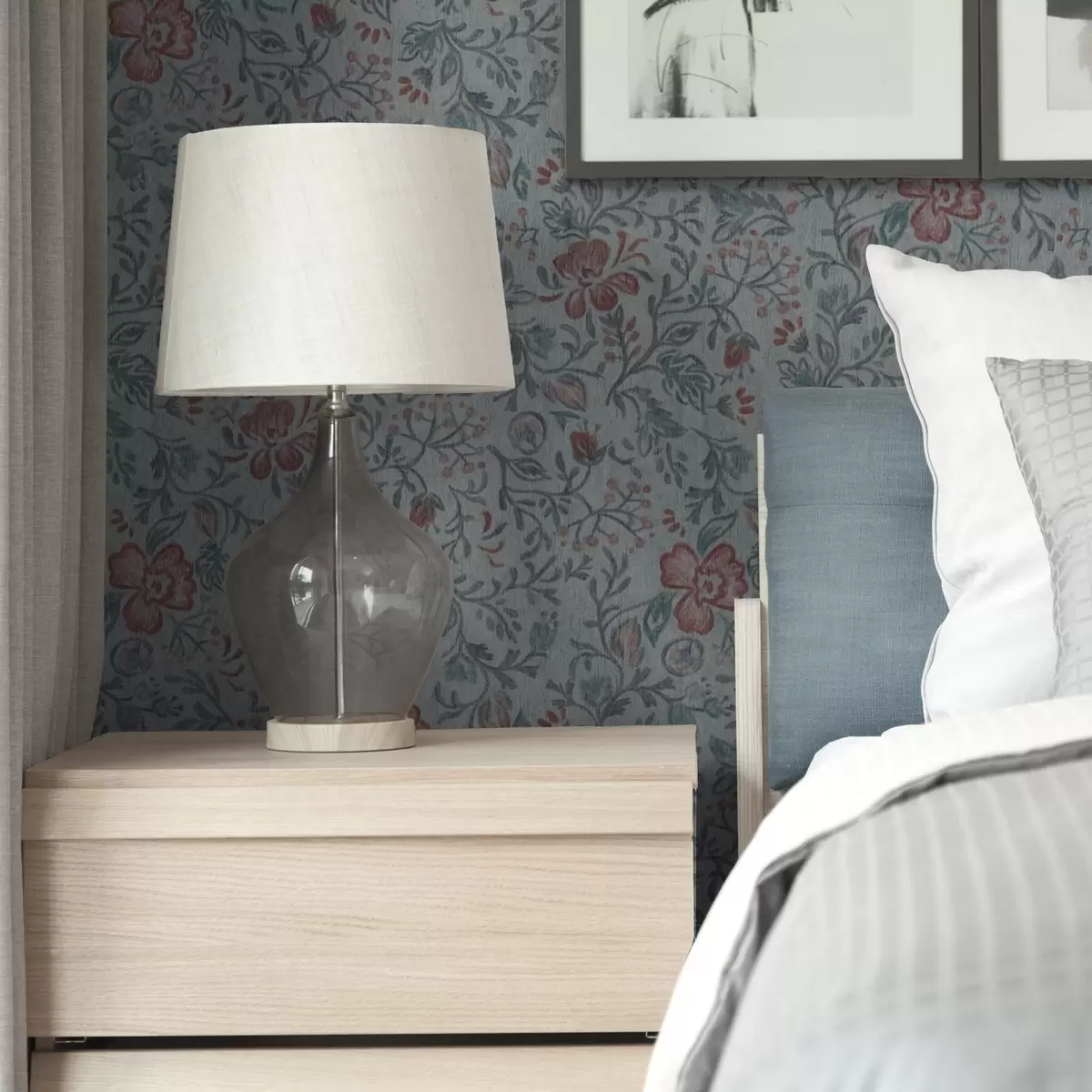 Behang Pastelkleurige bloemen op grijsblauw a00499