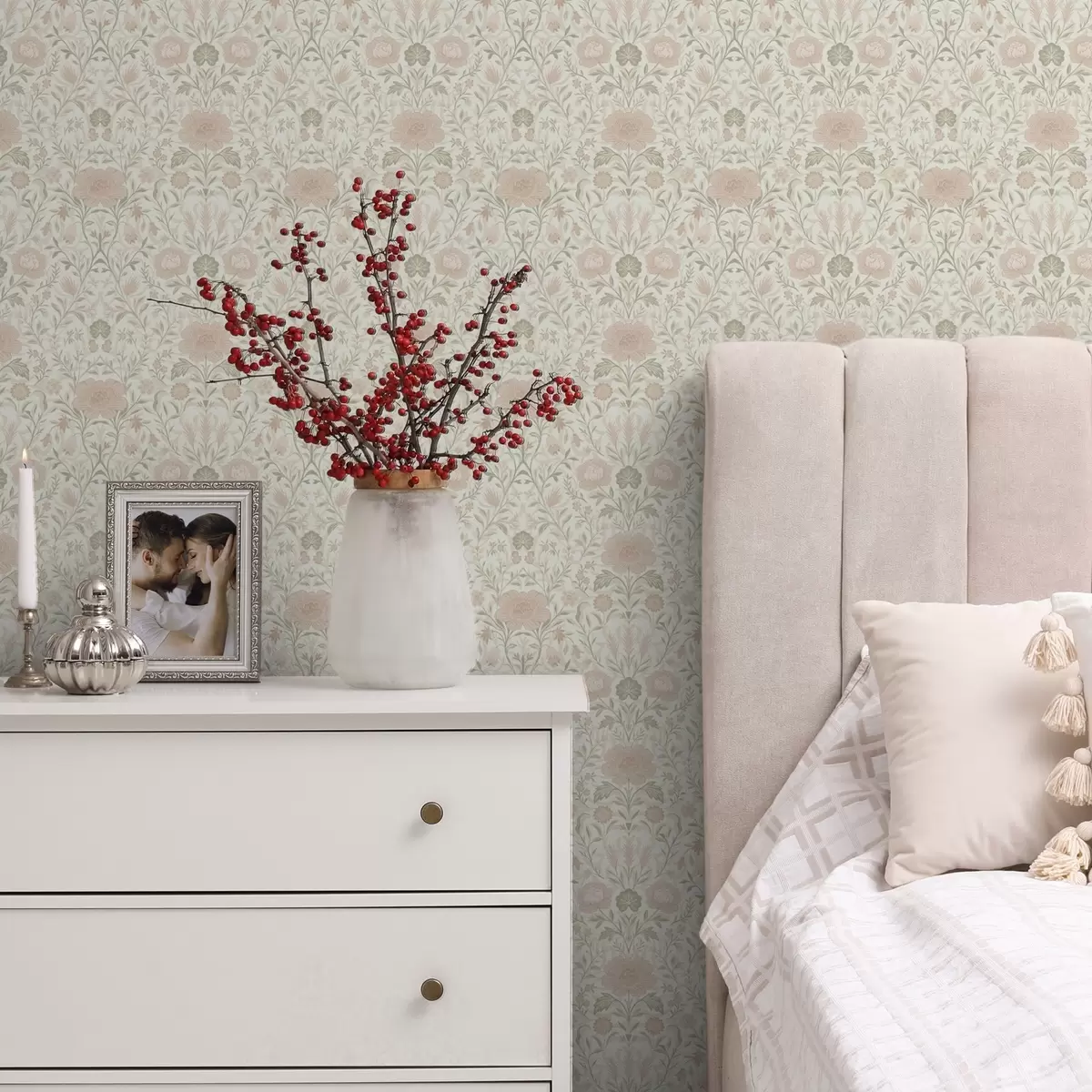 Behang Morris-stijl: pioenrozen en grassen in zachte beige-groene tinten a00581