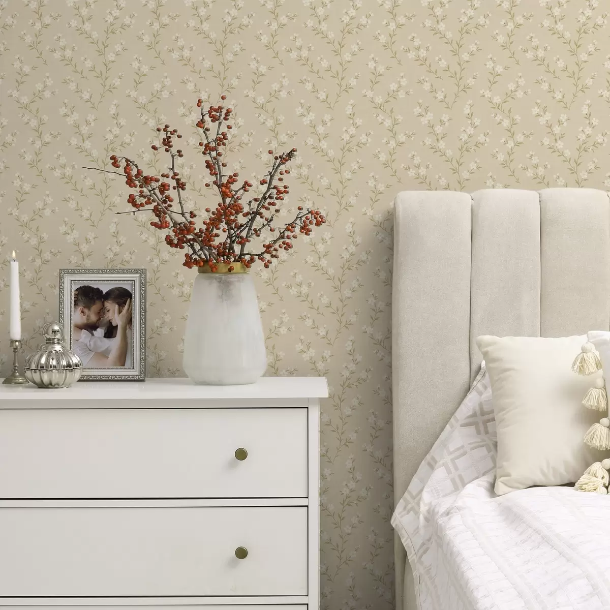 Behang Kleine witte takjes op een beige linnen achtergrond a00584