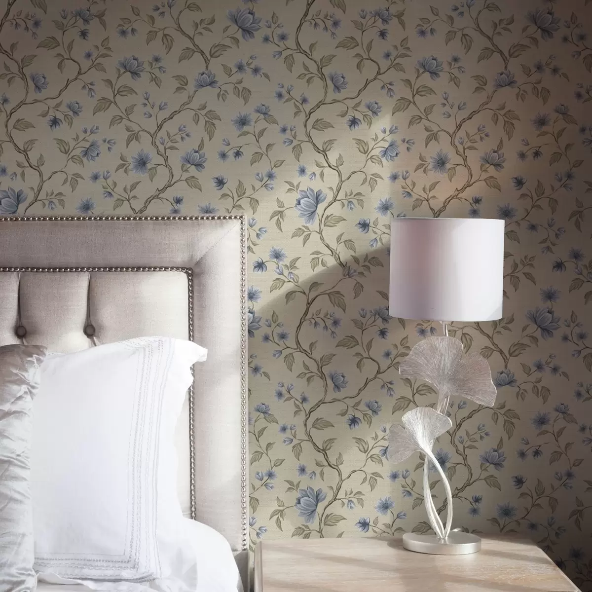 Behang Blauwe bloeiende takken op een linnen beige achtergrond a00590