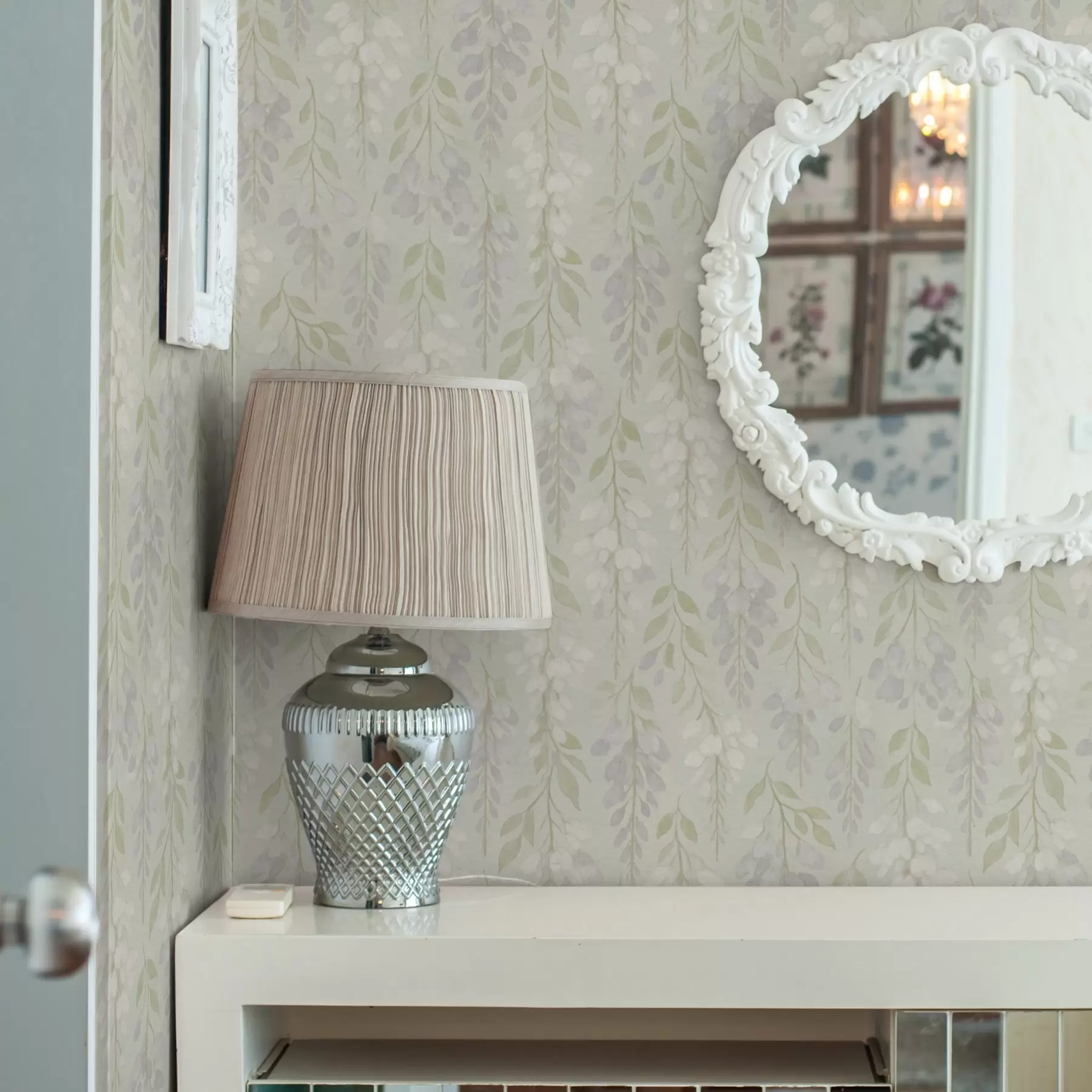 Fotobehang Hangende lavendelblauwe blauweregen op een mintgroene achtergrond a00593