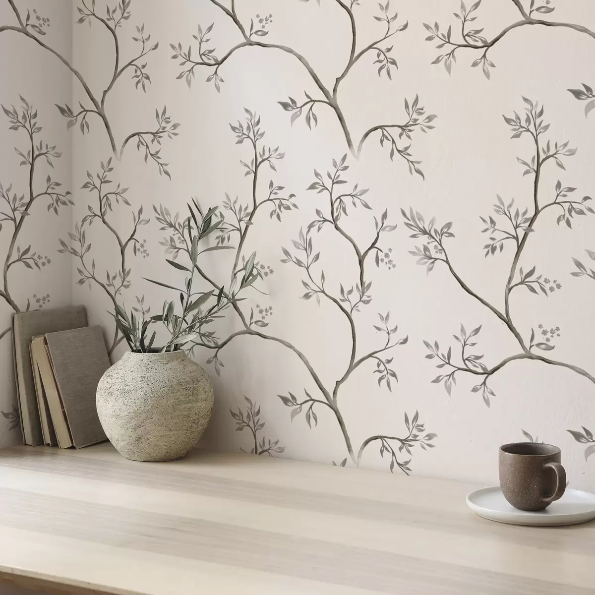 Behang Delicate bladrijke takken op een warme crèmekleurige achtergrond a00597v1