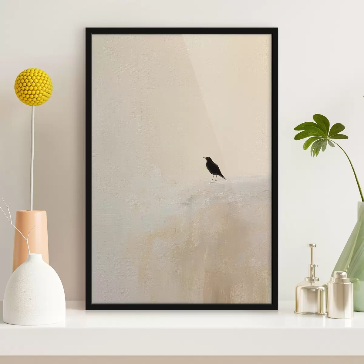 Poster Eenzame vogel op een warme beige achtergrond f45882