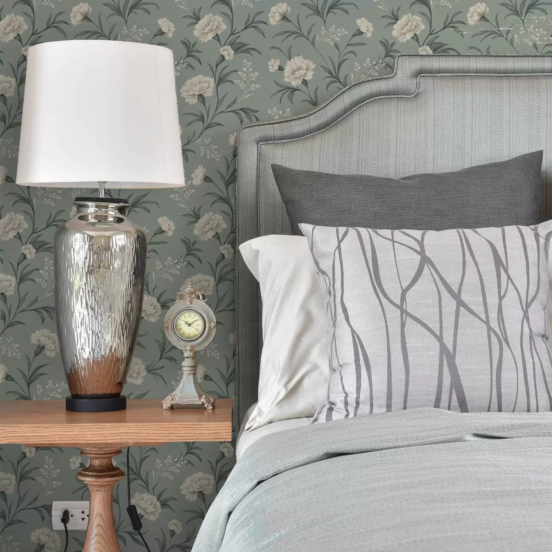 Fotobehang Poederachtige anjers op een grijsblauwe achtergrond, verfijnde print a00610