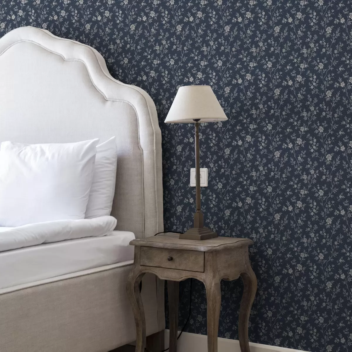 Behang Donkerblauwe achtergrond met dunne beige takken en bloemen a00612