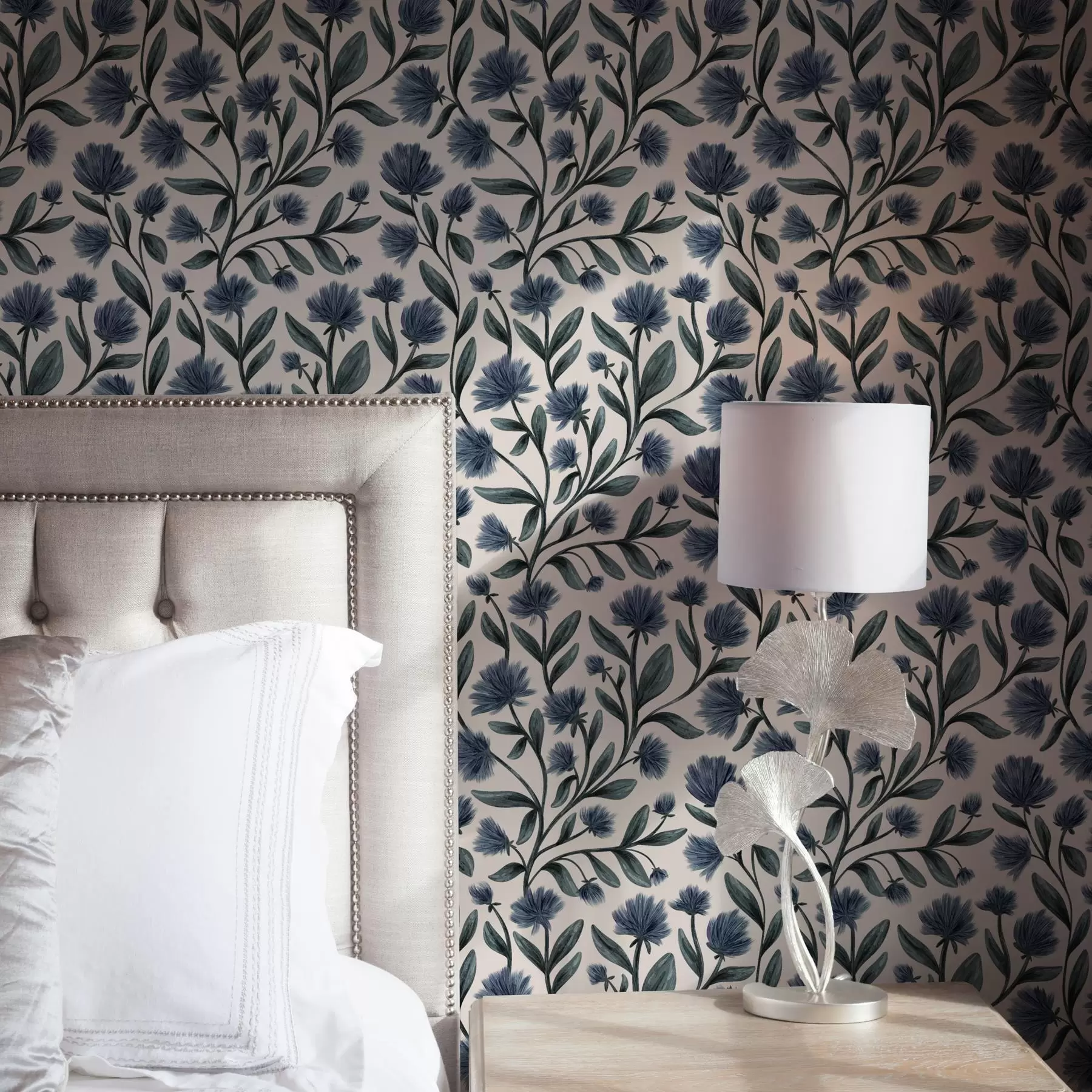 Fotobehang Wilde bloemen in een blauwgroen palet op een crèmekleurige achtergrond a00623v2