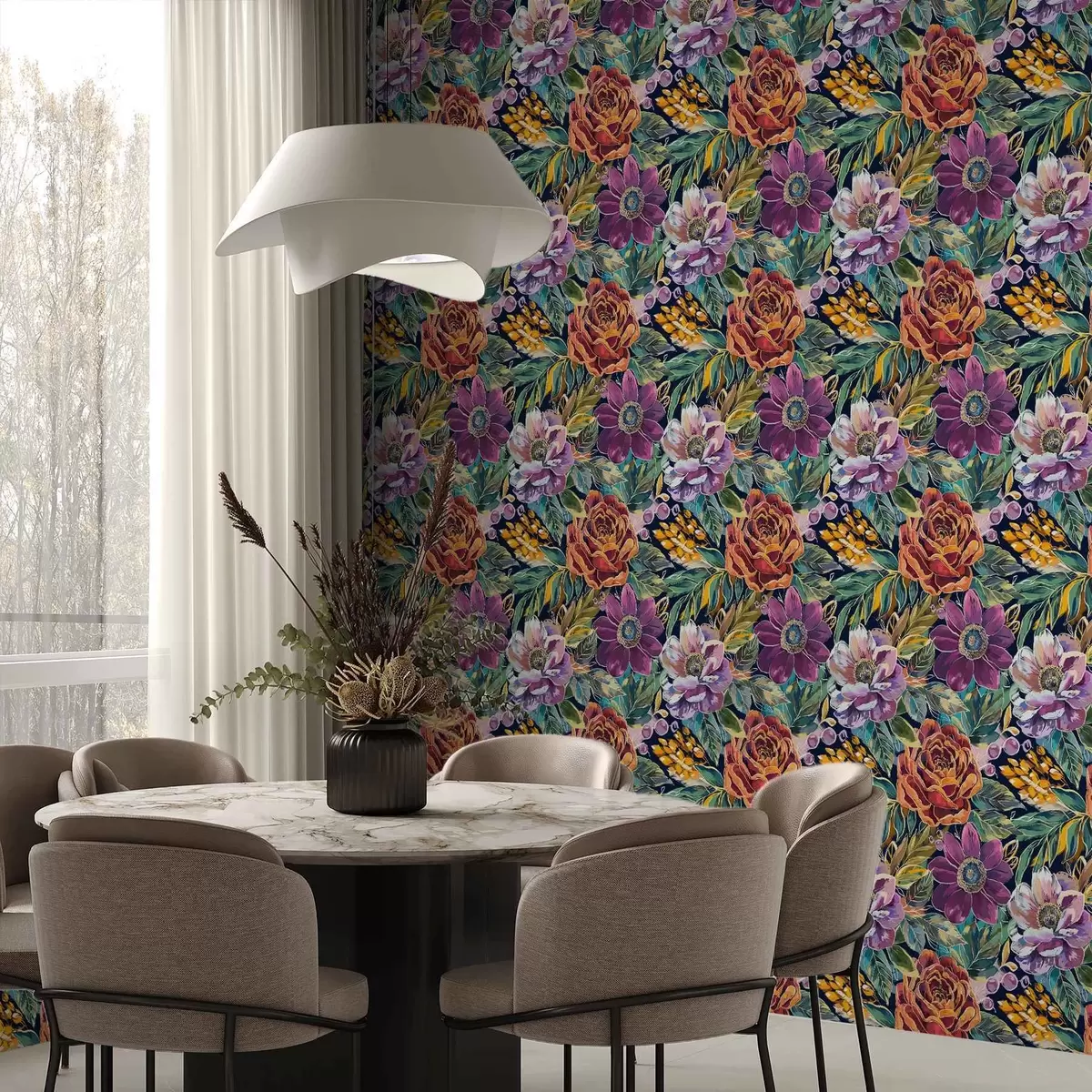 Behang Opvallende, grote, met penseel geschilderde bloemen op een donkerblauwe achtergrond a00643