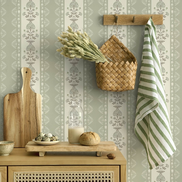 Behang Gestreepte versiering met bloemenkolommen in salietinten, Behang bloemen, a00719 : Uwalls.nl