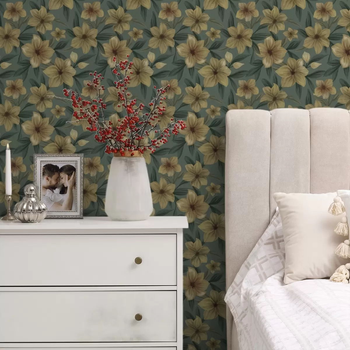 Behang Okerkleurige bloemen op een diepgroene achtergrond, dicht patroon a00628