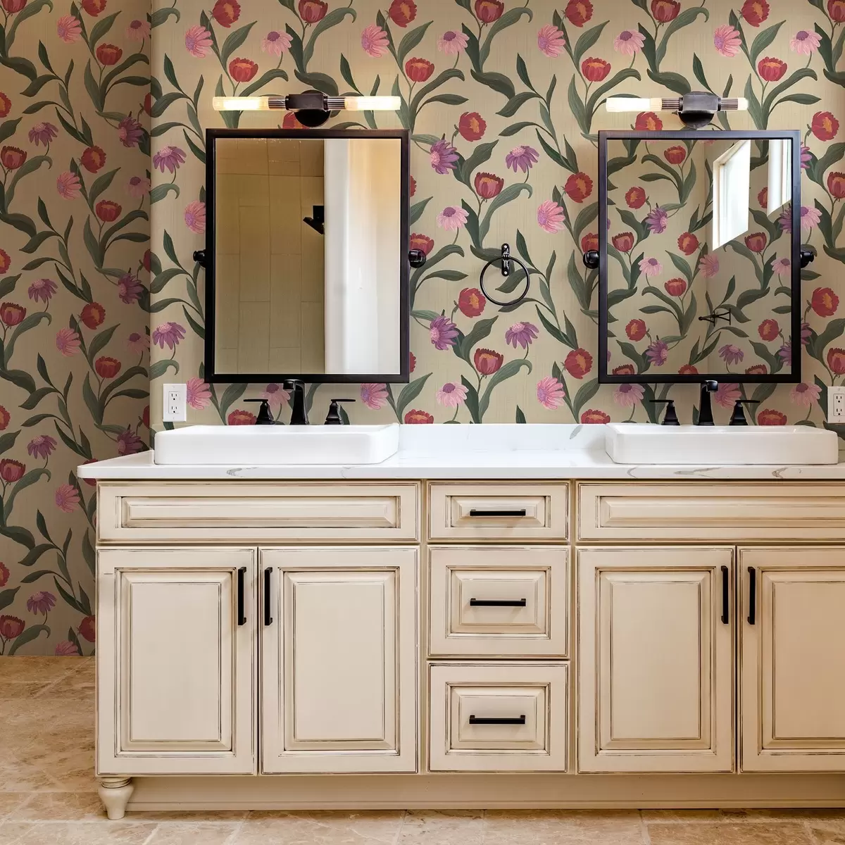 Behang Rozerode bloemen op een beige achtergrond, handgetekende textuur a00631