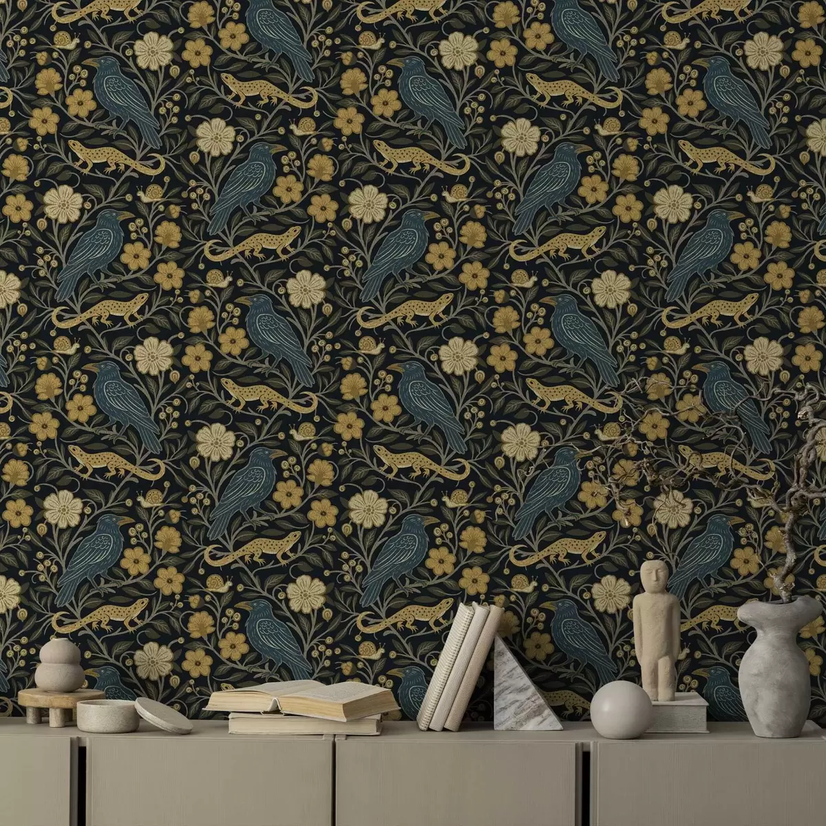 Behang Vogels, hagedissen en slakken tussen bloemen op een donkere achtergrond a00691