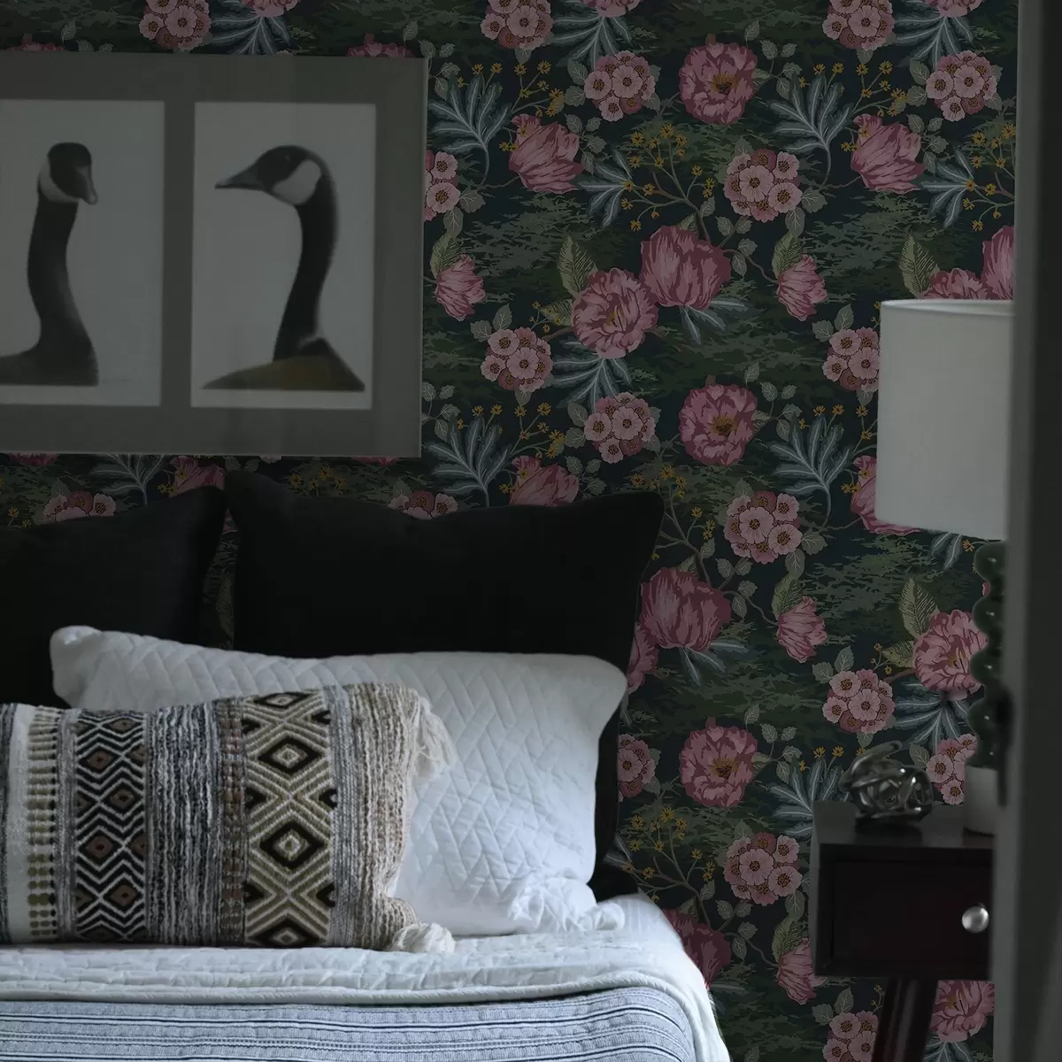 Behang Donkere flora met roze bloemen en bladeren, diepe achtergrond a00724