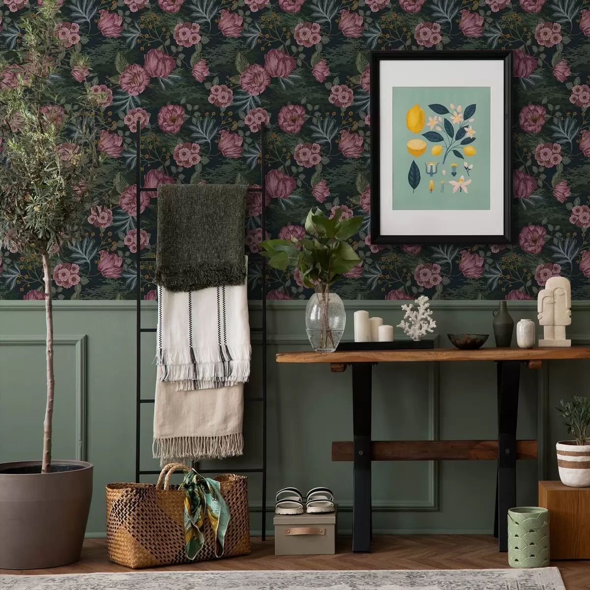Behang Donkere flora met roze bloemen en bladeren, diepe achtergrond a00724 Behang Donkere flora met roze bloemen en bladeren, diepe achtergrond a00724