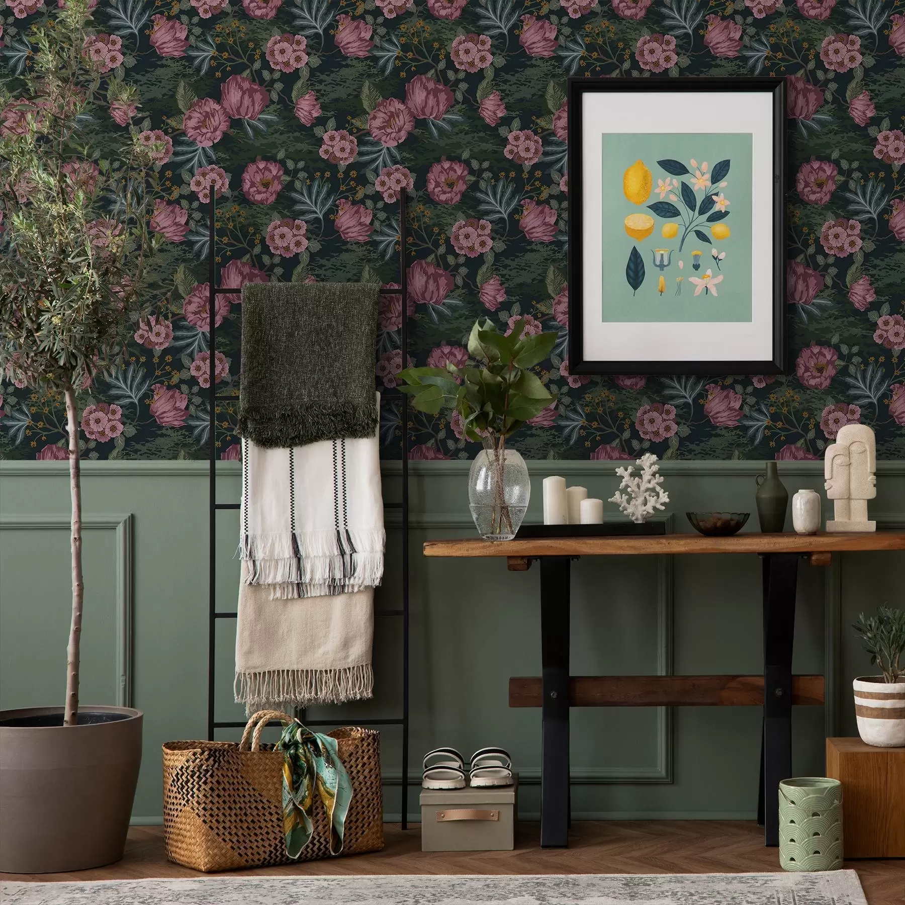 Fotobehang Donkere flora met roze bloemen en bladeren, diepe achtergrond a00724