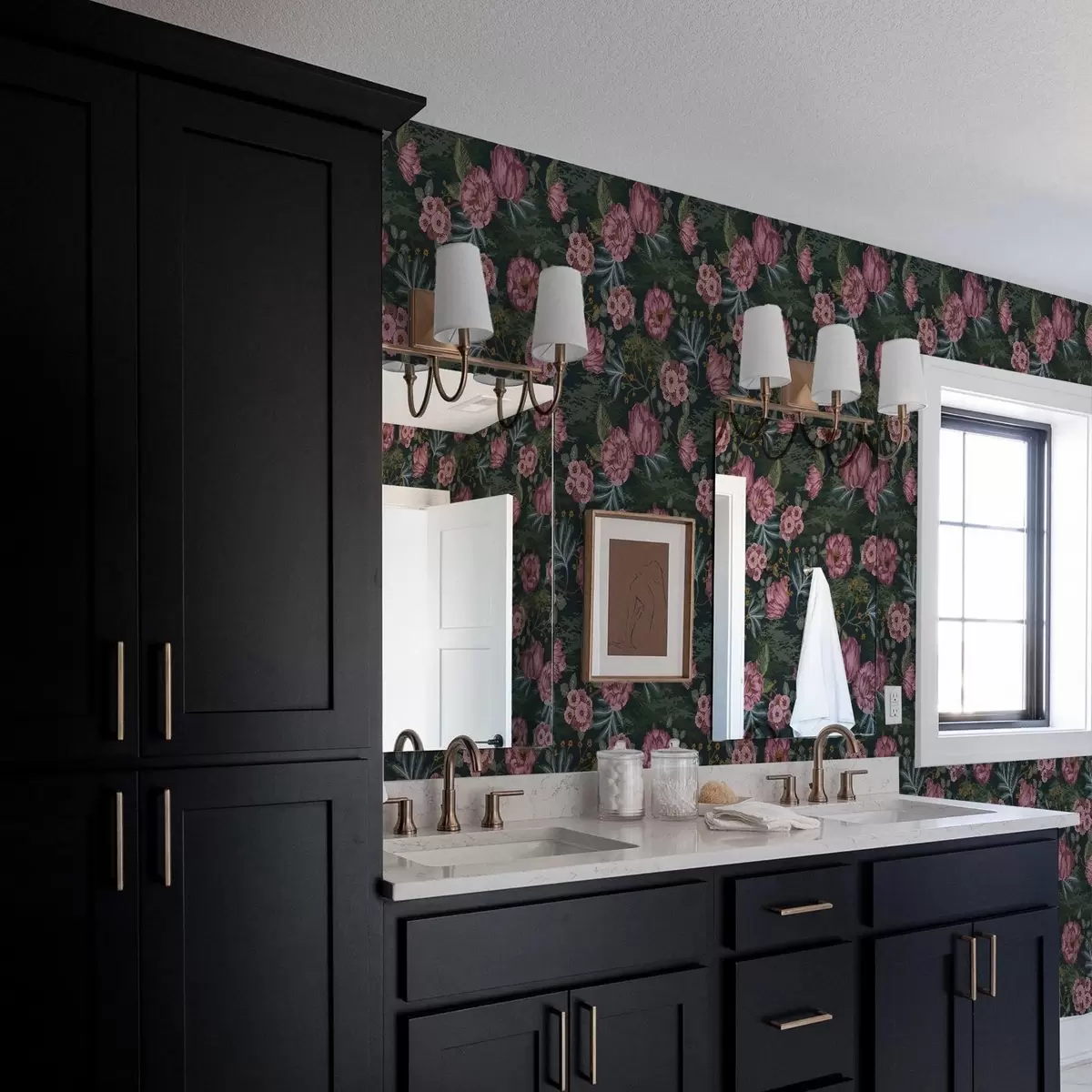 Behang Donkere flora met roze bloemen en bladeren, diepe achtergrond a00724