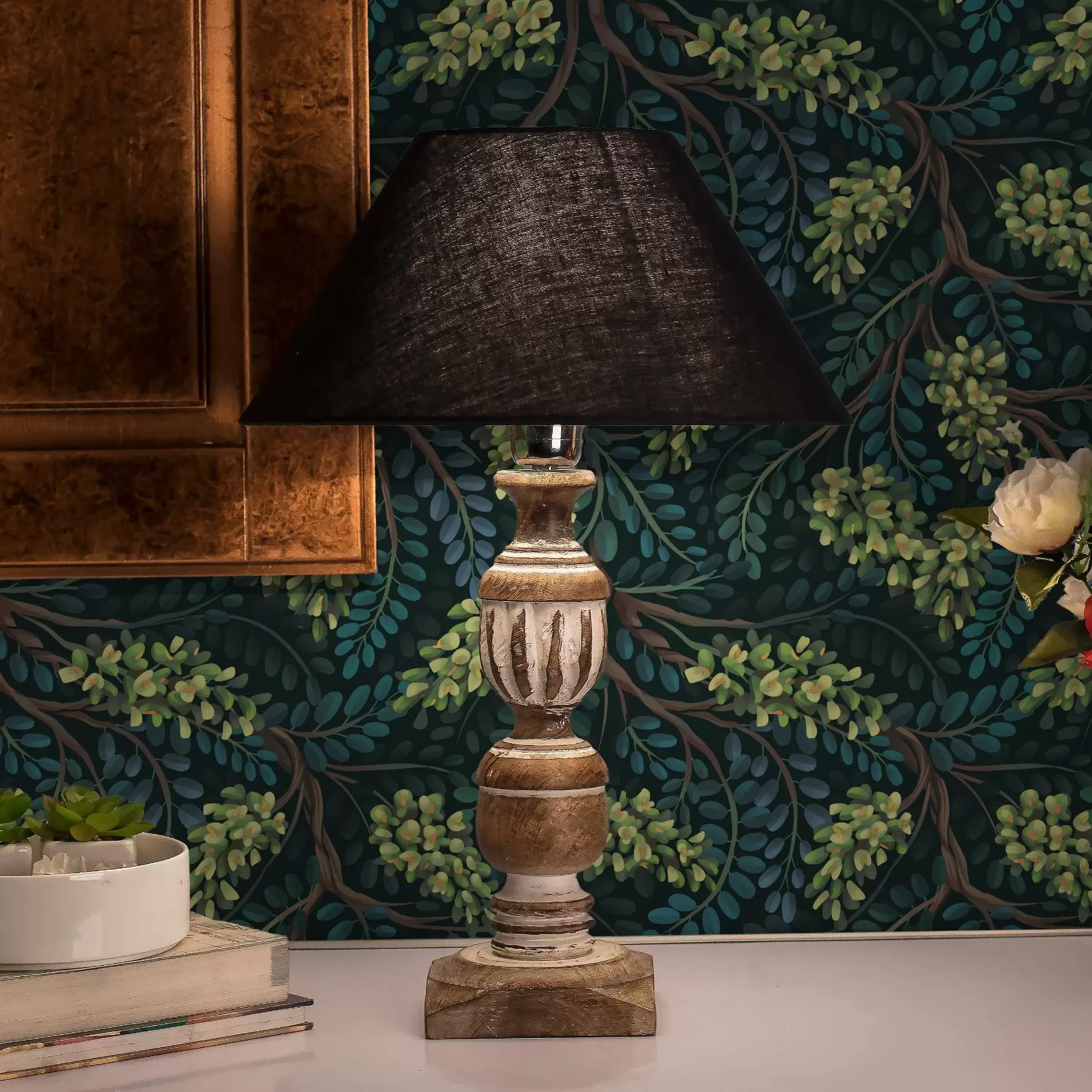 Fotobehang Takken met groenachtige bloeiwijzen op een donkere achtergrond a00786