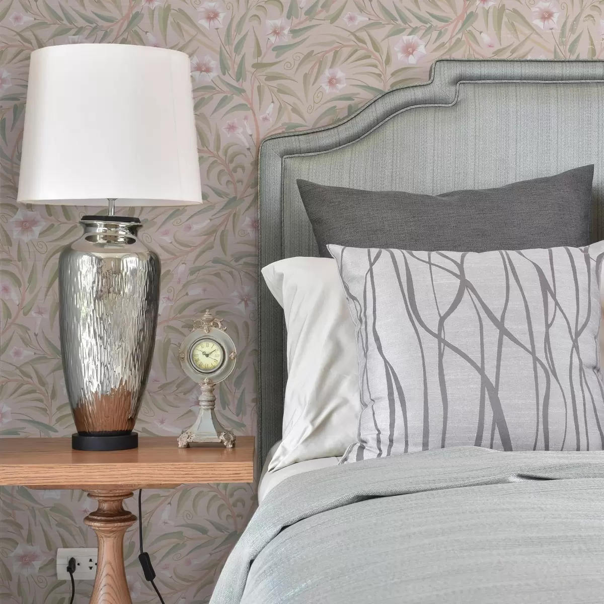 Behang Delicate roze bloemen en zachte bladeren op een pastelkleurige achtergrond a00788