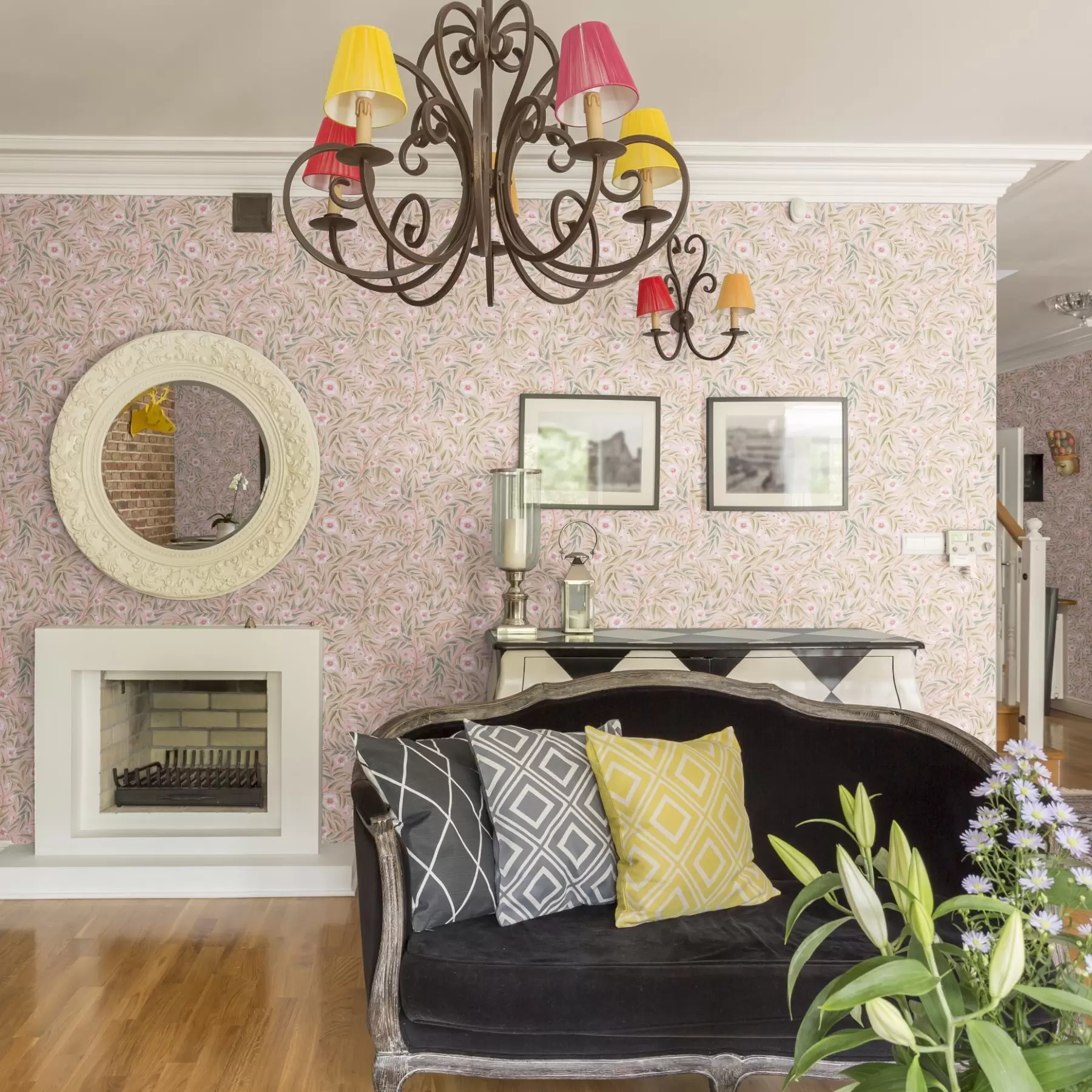 Fotobehang Delicate roze bloemen en zachte bladeren op een pastelkleurige achtergrond a00788