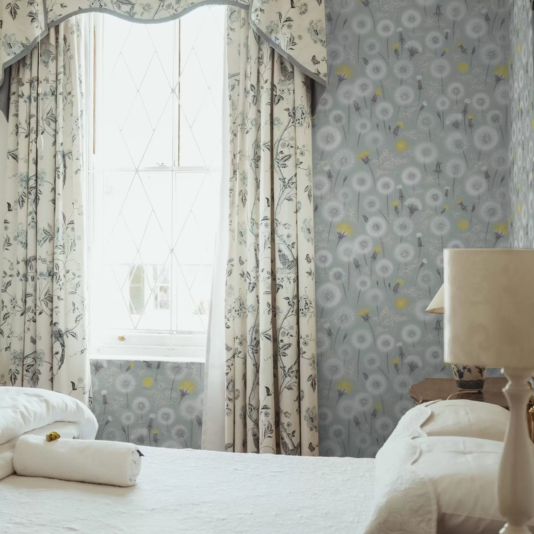 Fotobehang Pluizige paardenbloemen en zaden op een muntgroene achtergrond a00790