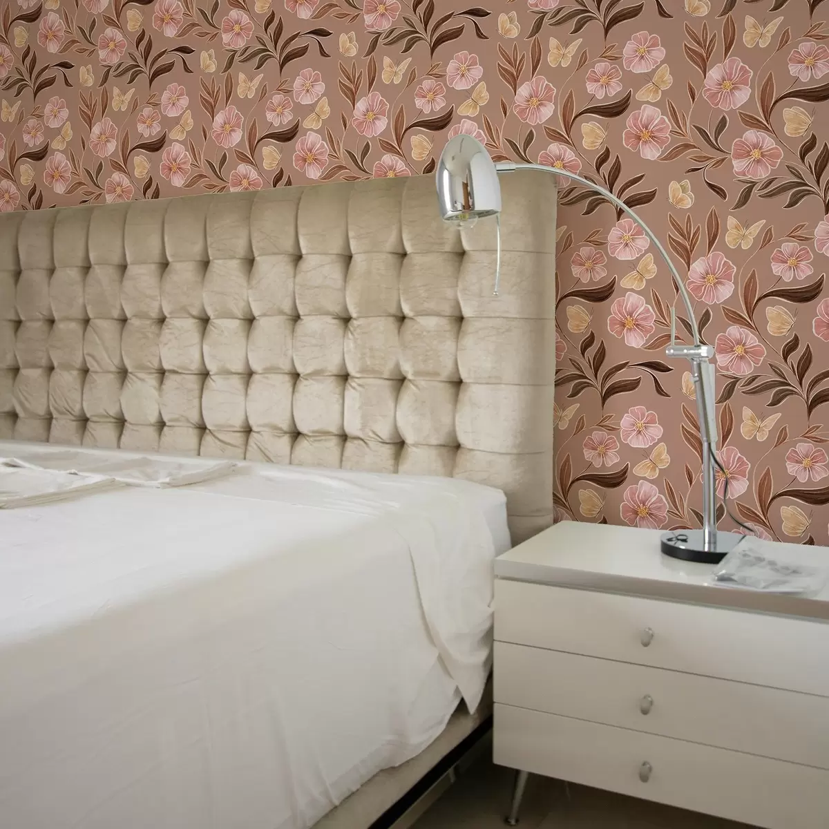 Behang Roze bloemen en vlinders op een warme bruine achtergrond a00633v1