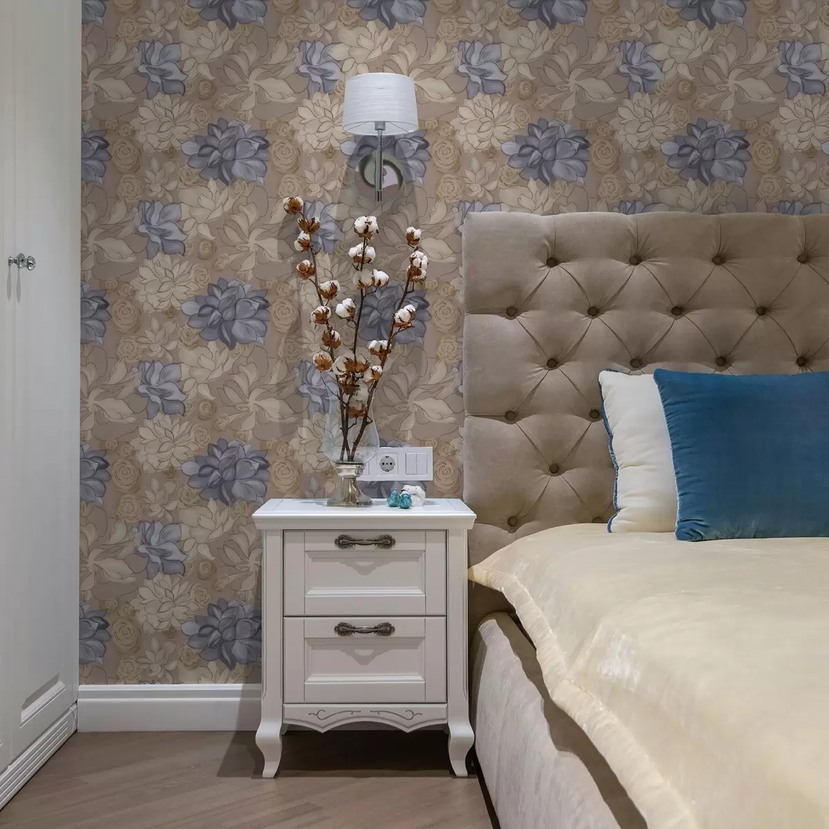 Behang Crèmekleurige en blauwe bloemen op een warme beige achtergrond a00634v1