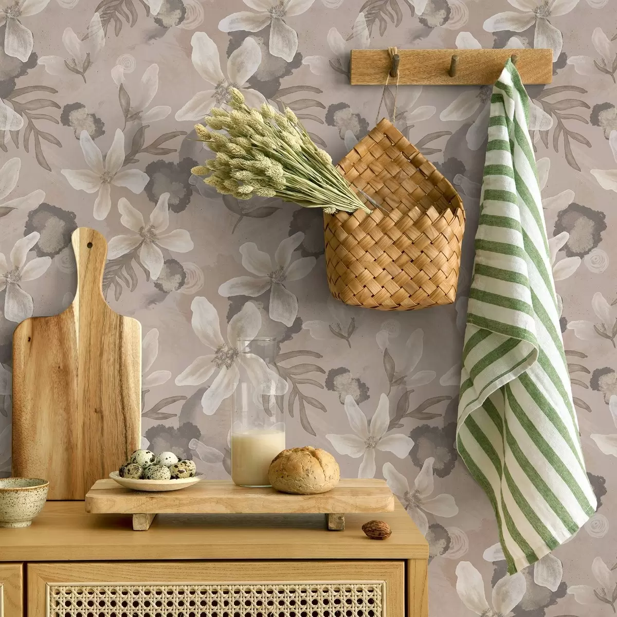 Behang Grote beige bloemen met abstracte waterverfvlekken a00635