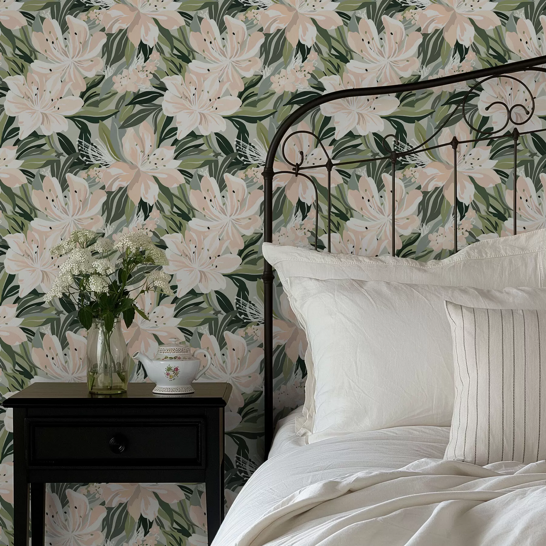 Fotobehang Grote crèmekleurige bloemen op een lichtgroene achtergrond a00646