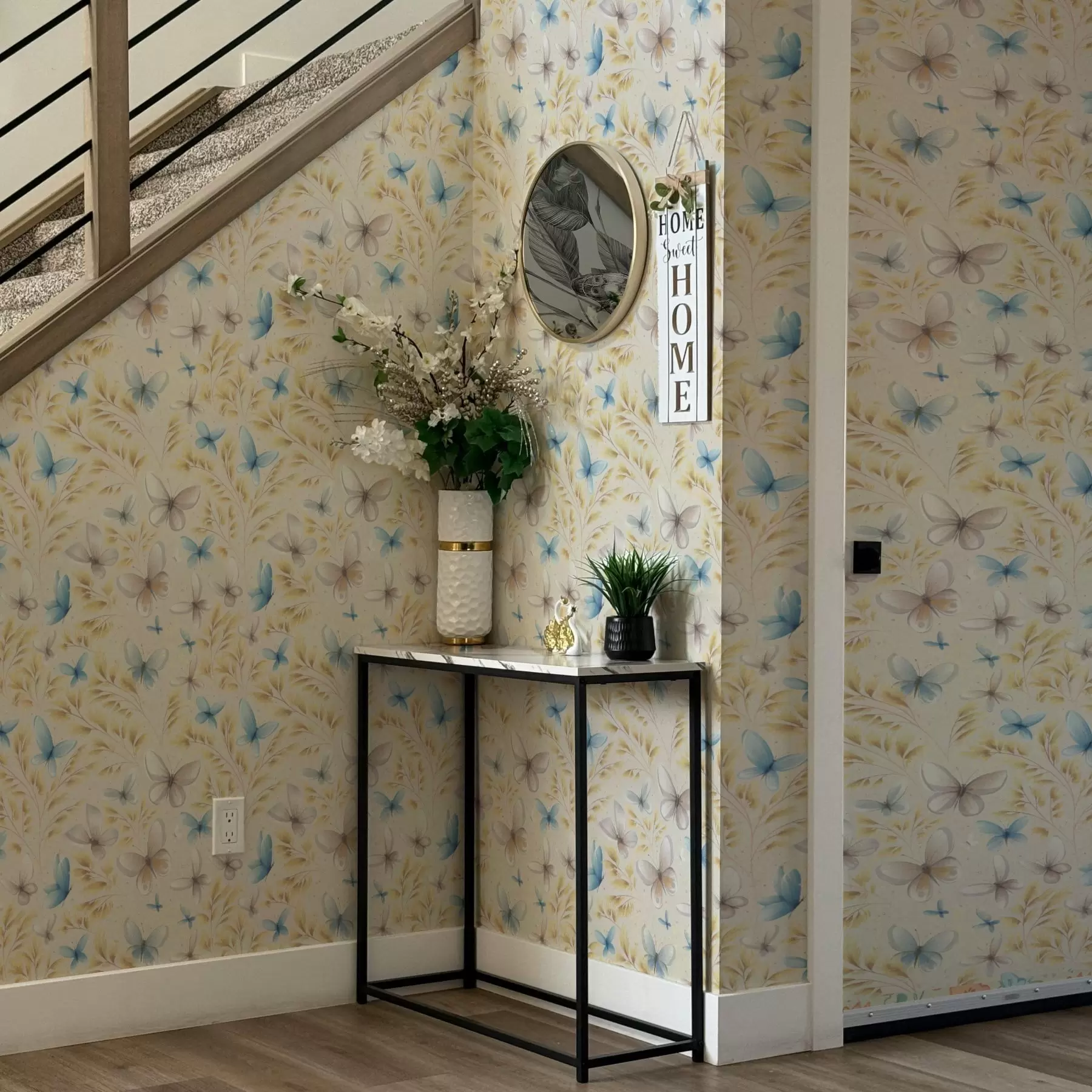 Fotobehang Lichte vlinders tussen gouden bladeren op een lichte achtergrond a00795