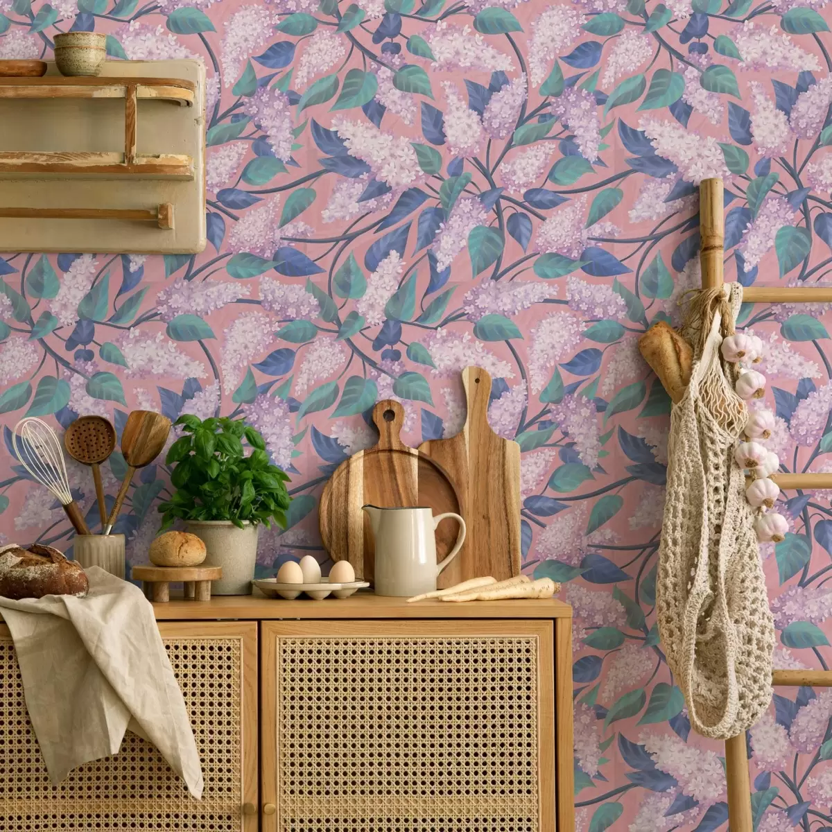 Behang Delicate lila bloemen op een roze achtergrond, lentestemming a00797 Behang Delicate lila bloemen op een roze achtergrond, lentestemming a00797