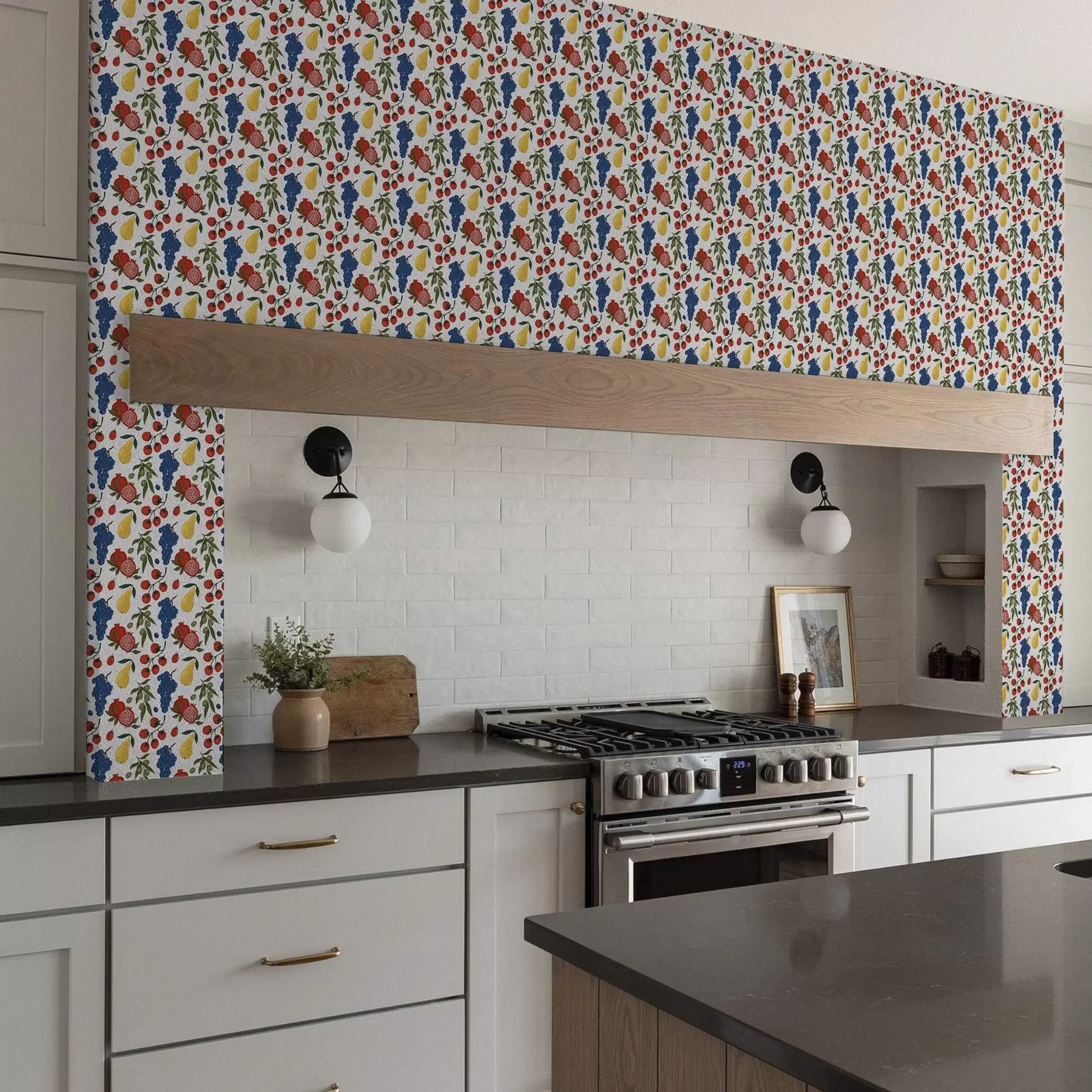 Fotobehang Sappig fruit: granaatappels, druiven, peren op een witte achtergrond a00801